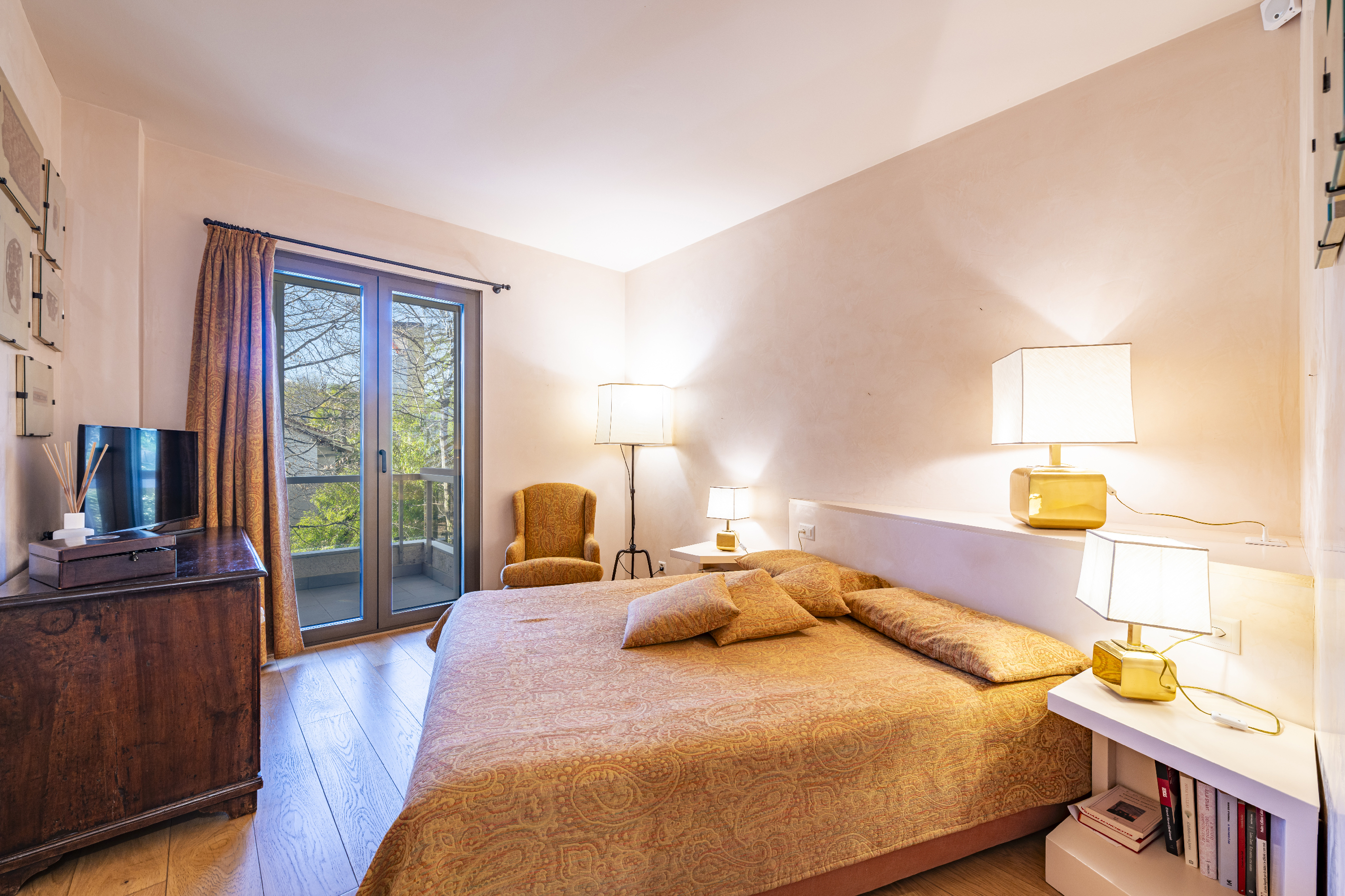 Schlafzimmer mit Balkonzugang