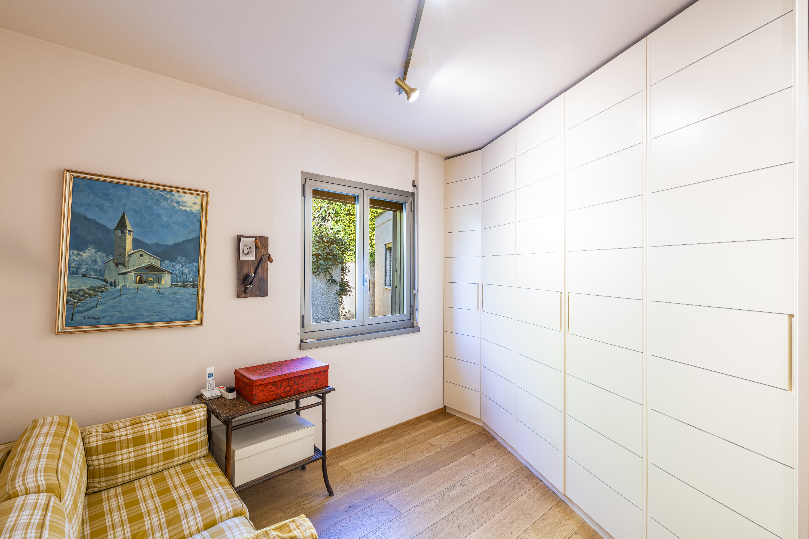 Helles Schlafzimmer mit Einbauschrank