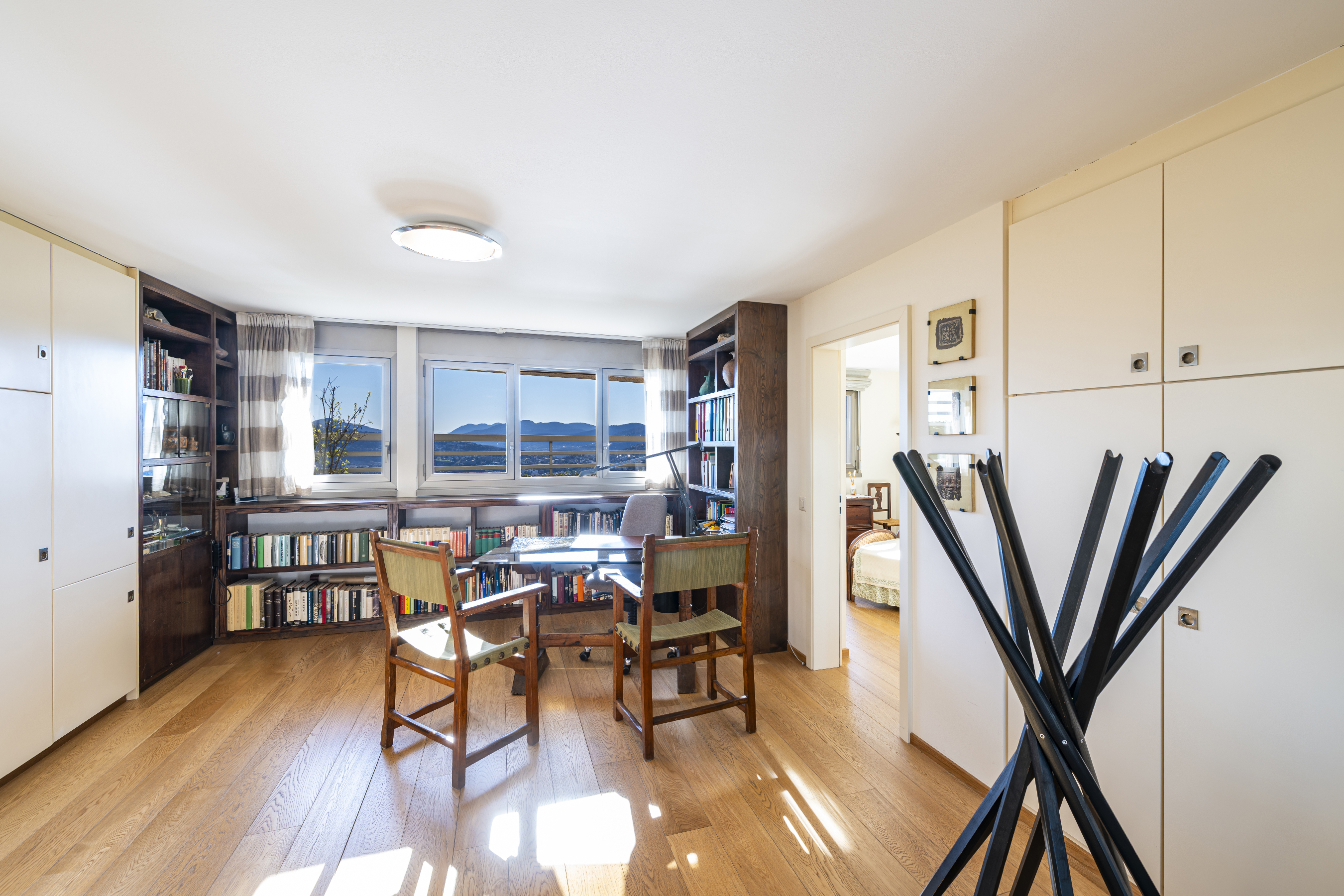 Helles Arbeitszimmer mit Bergblick