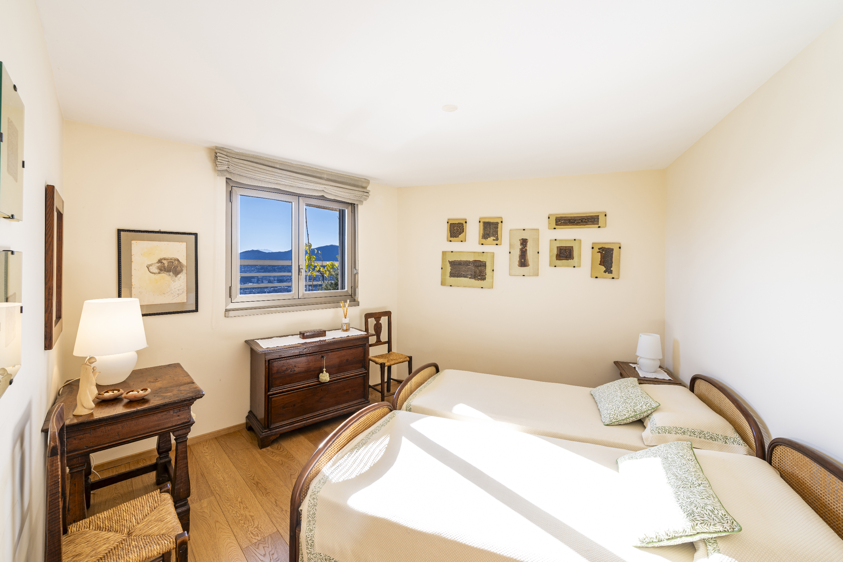 Helles Schlafzimmer mit Meerblick