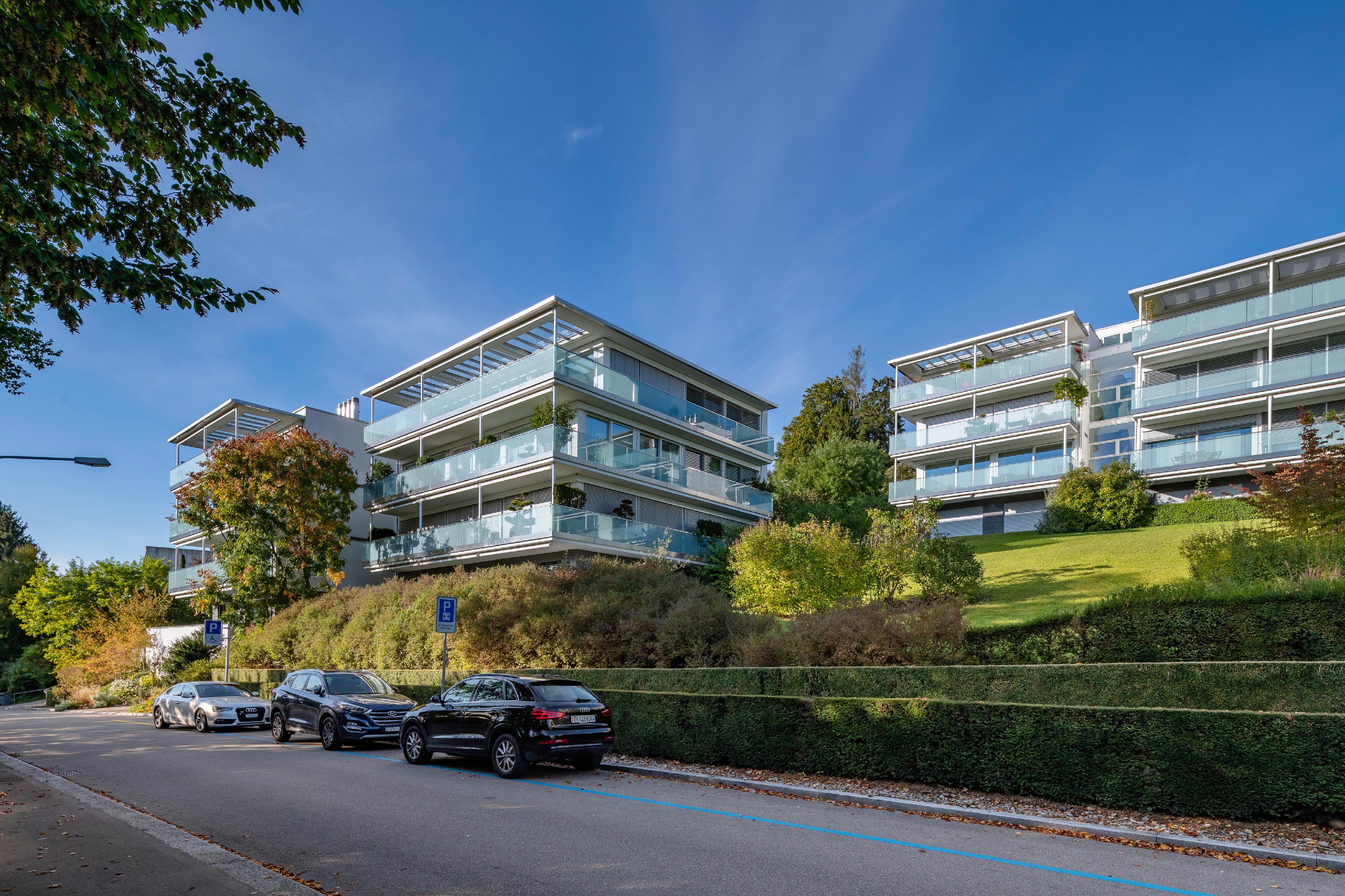 Moderne Wohnanlage mit großzügigen Balkonen