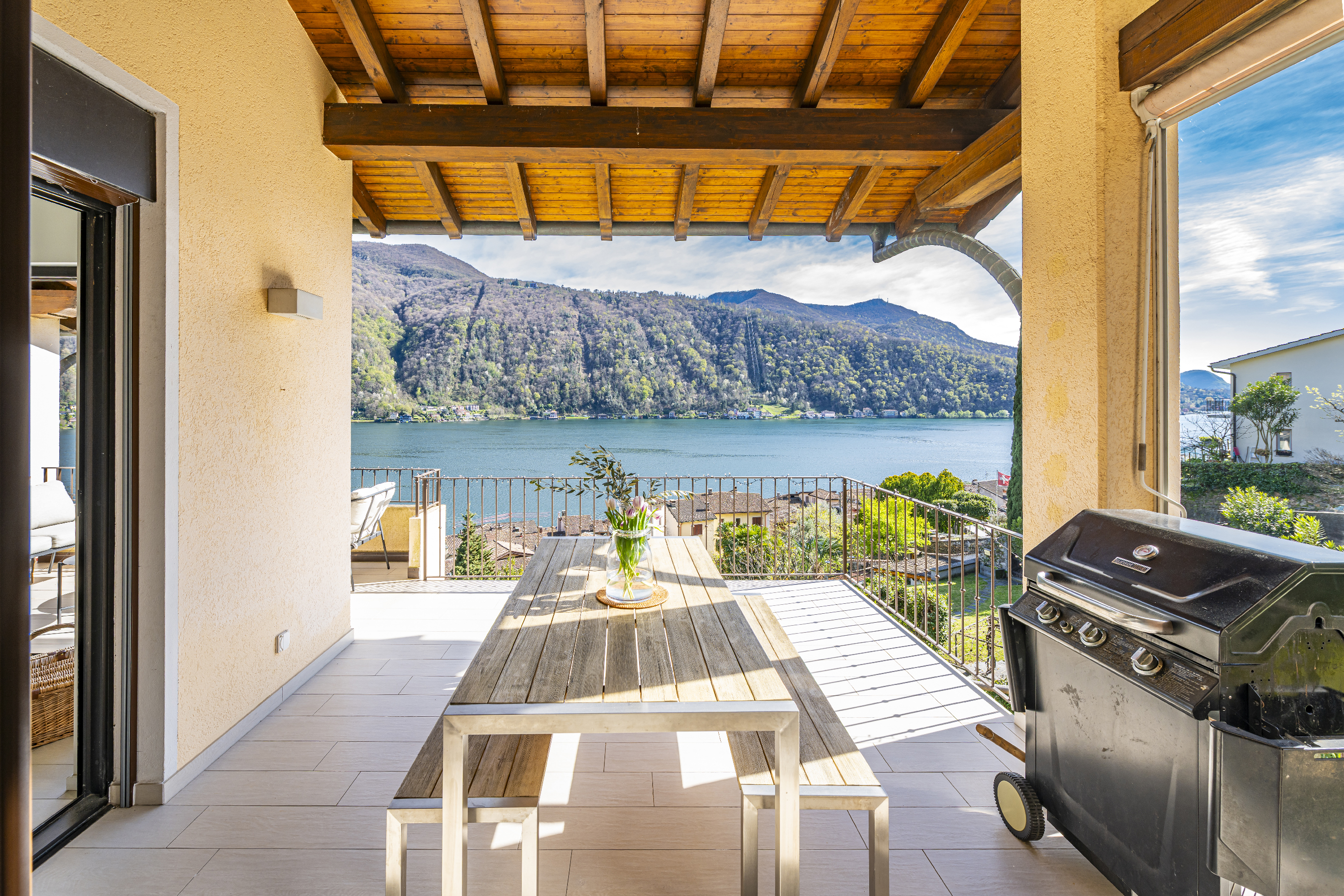Überdachte Terrasse mit Seeblick