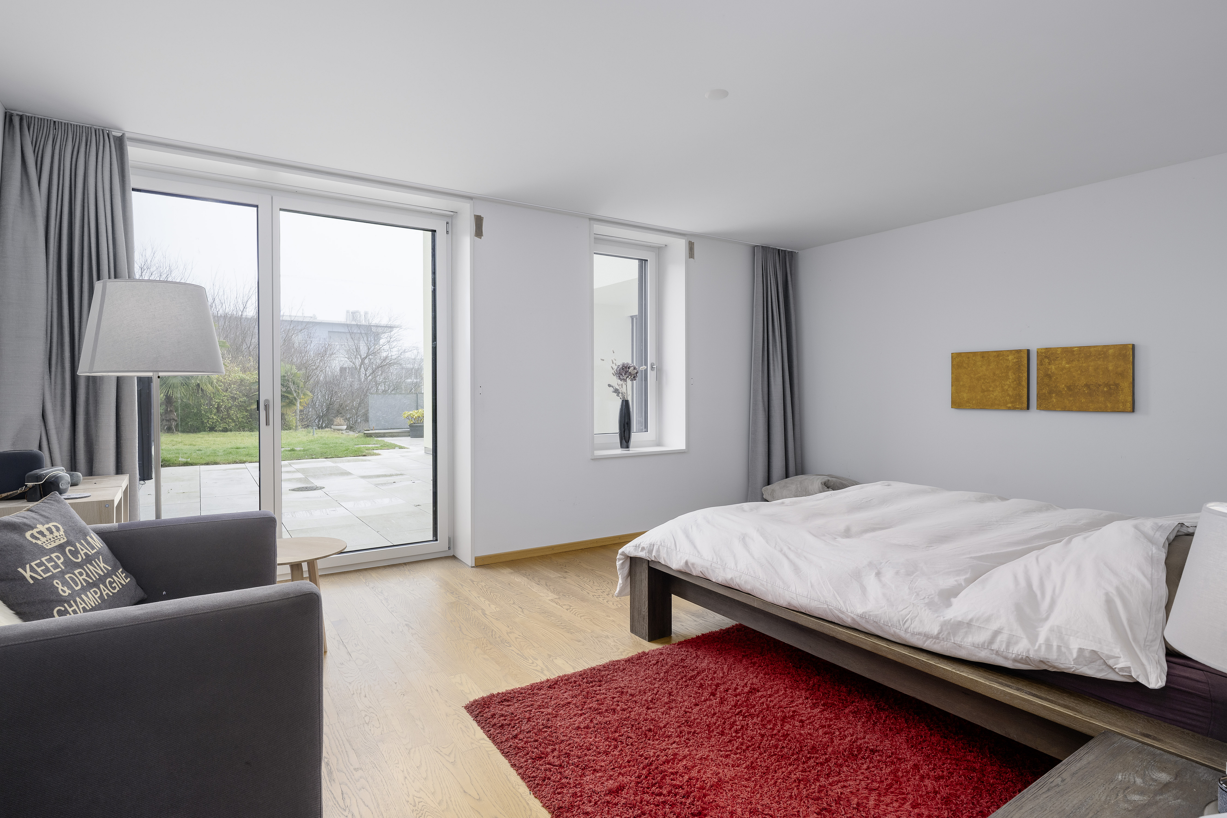 Modernes Schlafzimmer mit Terrassentür