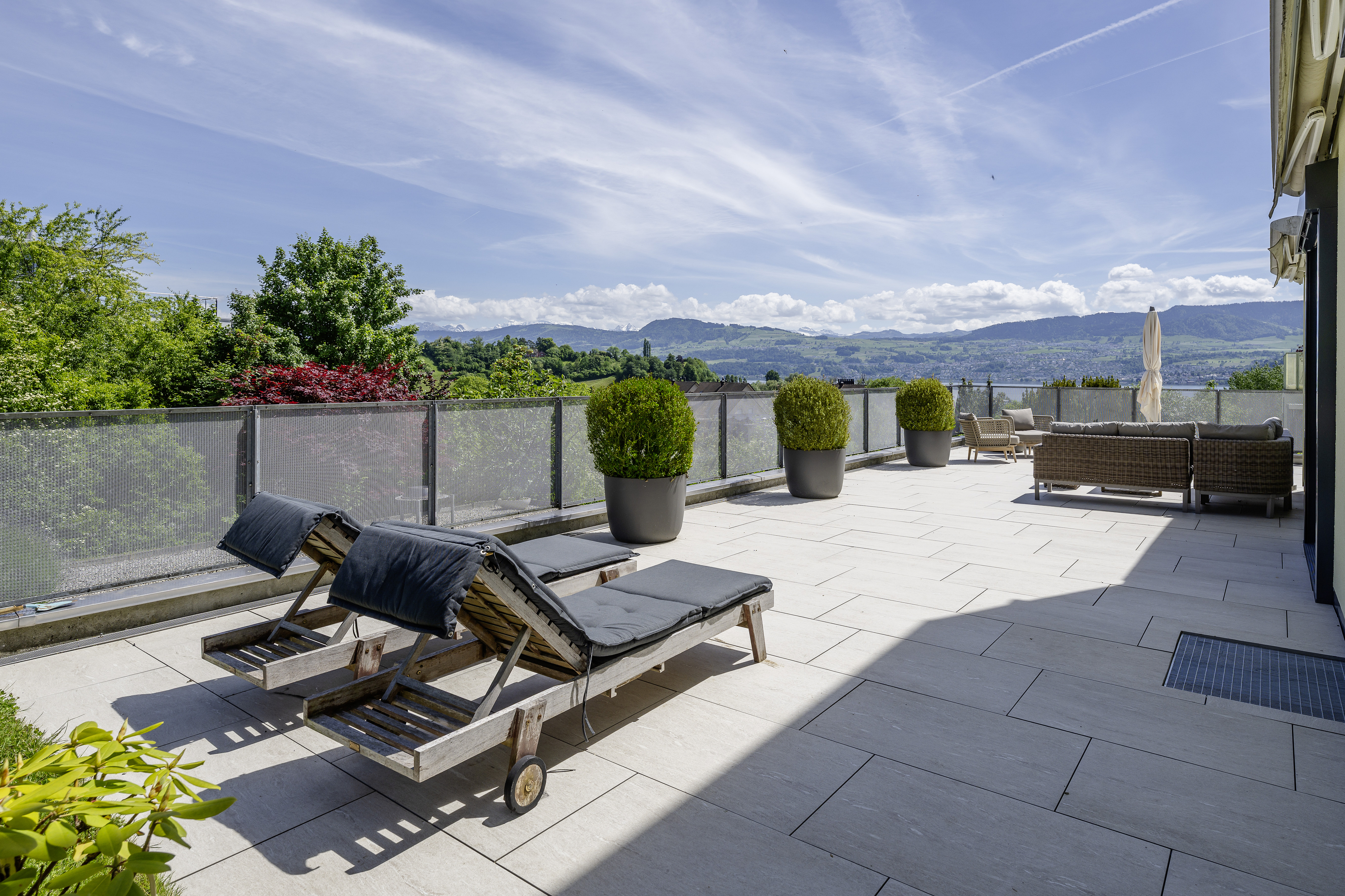 Große Terrasse mit Bergblick