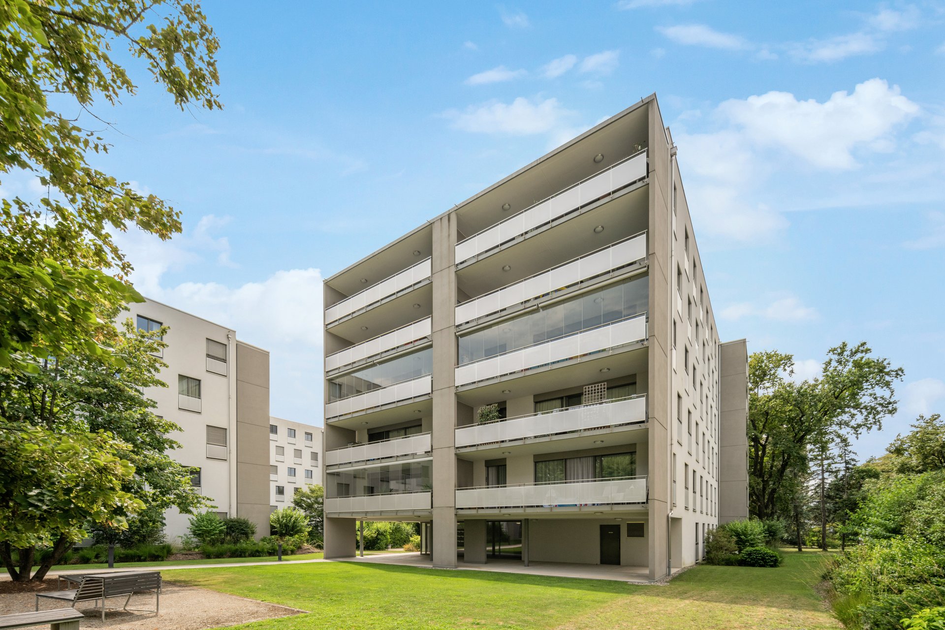 Moderne Wohnanlage mit Balkonen und Grünfläche
