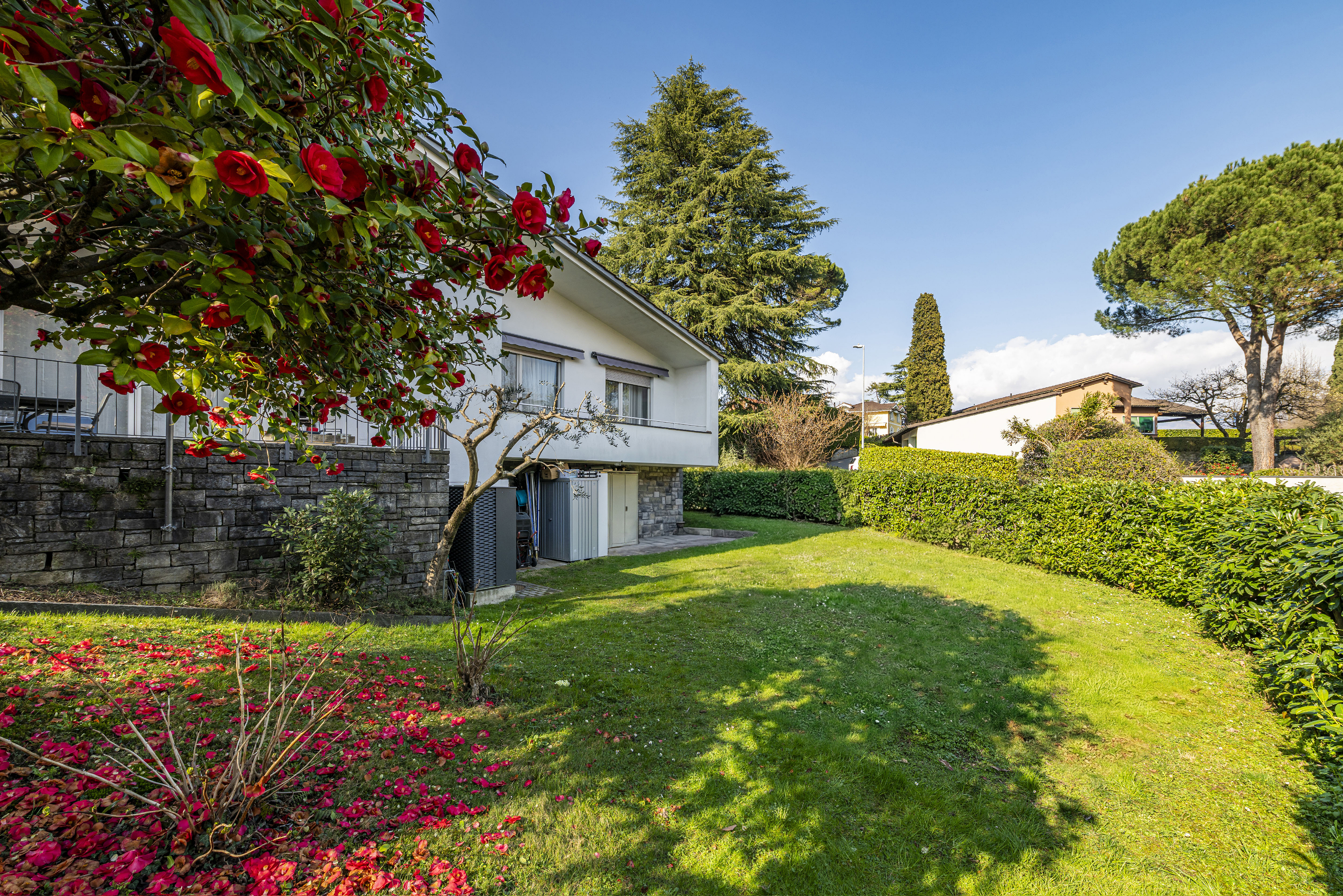 Haus mit gepflegtem Garten