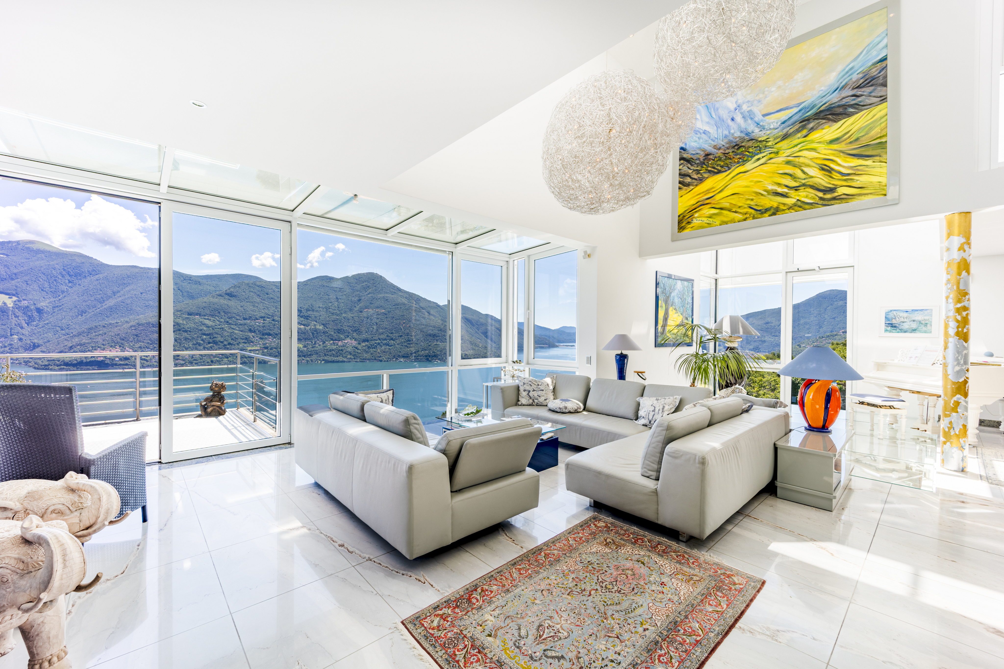 Helles Wohnzimmer mit Panoramablick auf Wasser und Berge