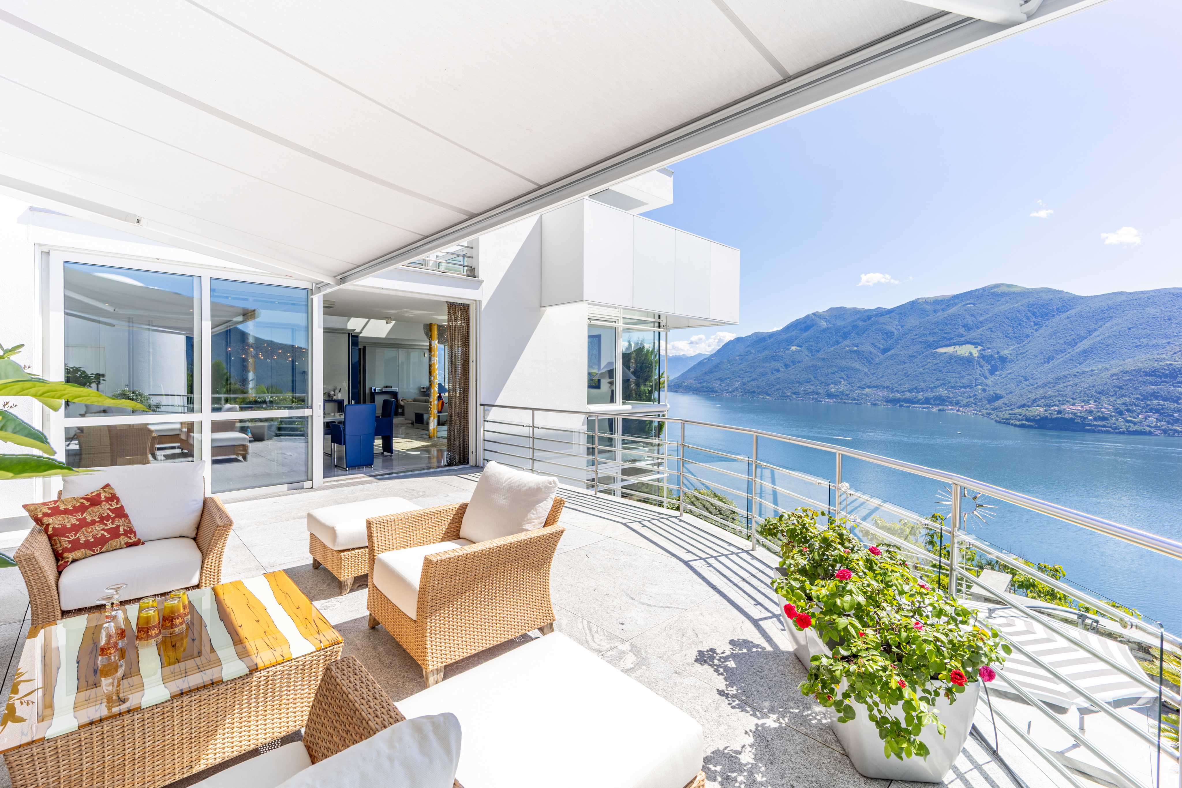 Balkon mit Seeblick und Lounge-Möbeln