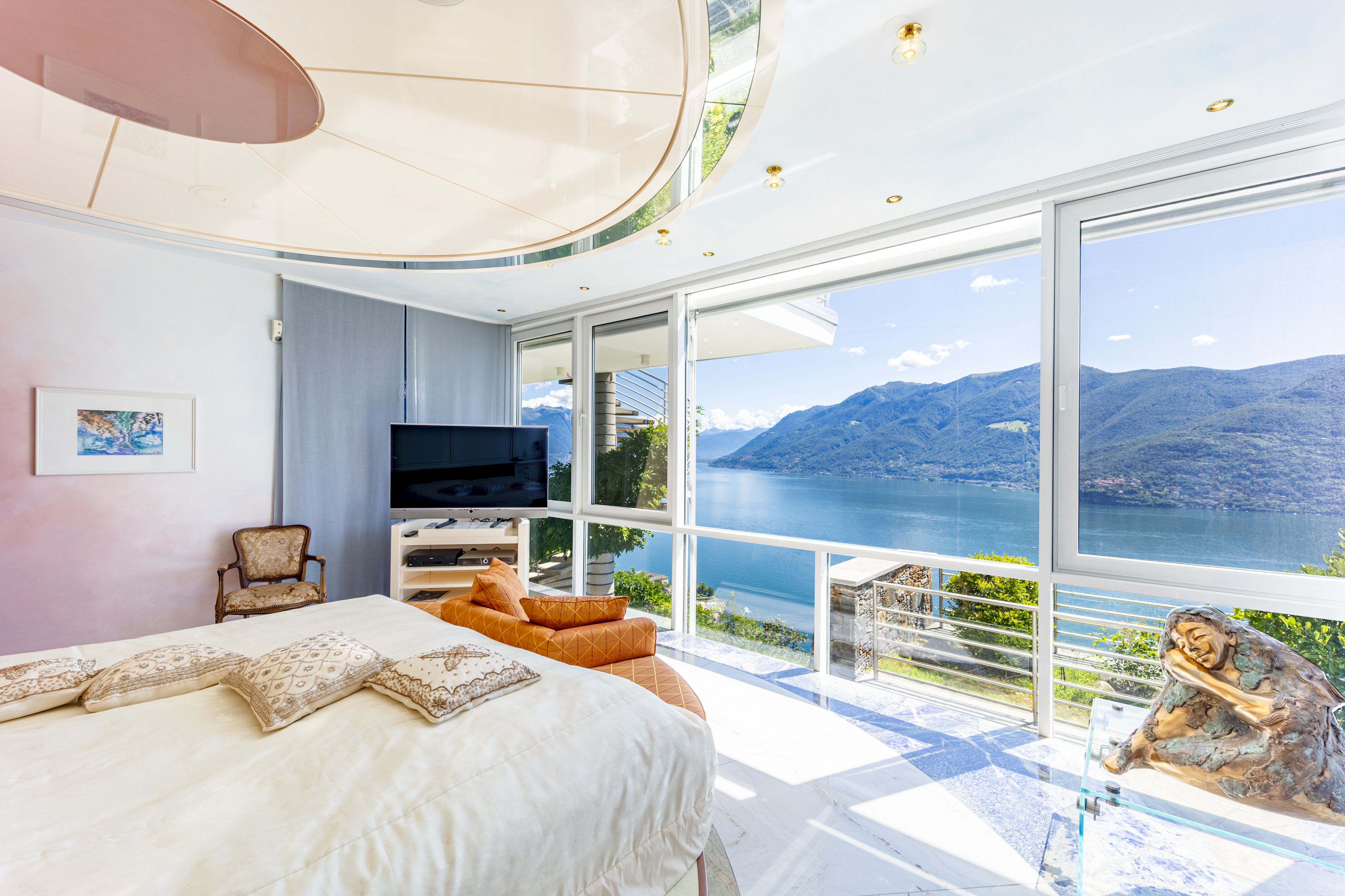 Helles Schlafzimmer mit Panoramablick