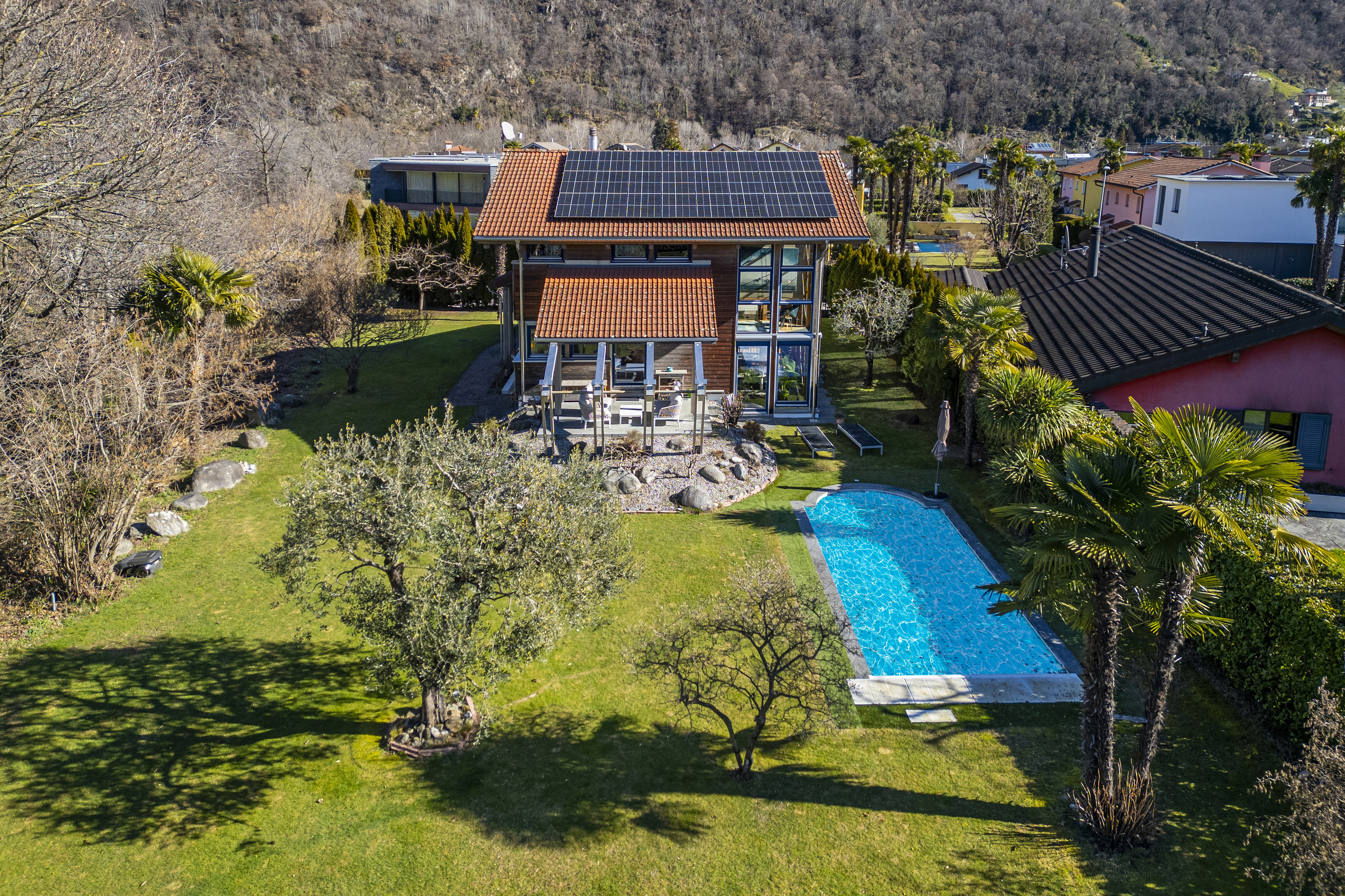Außenansicht eines Hauses mit Pool und großem Garten