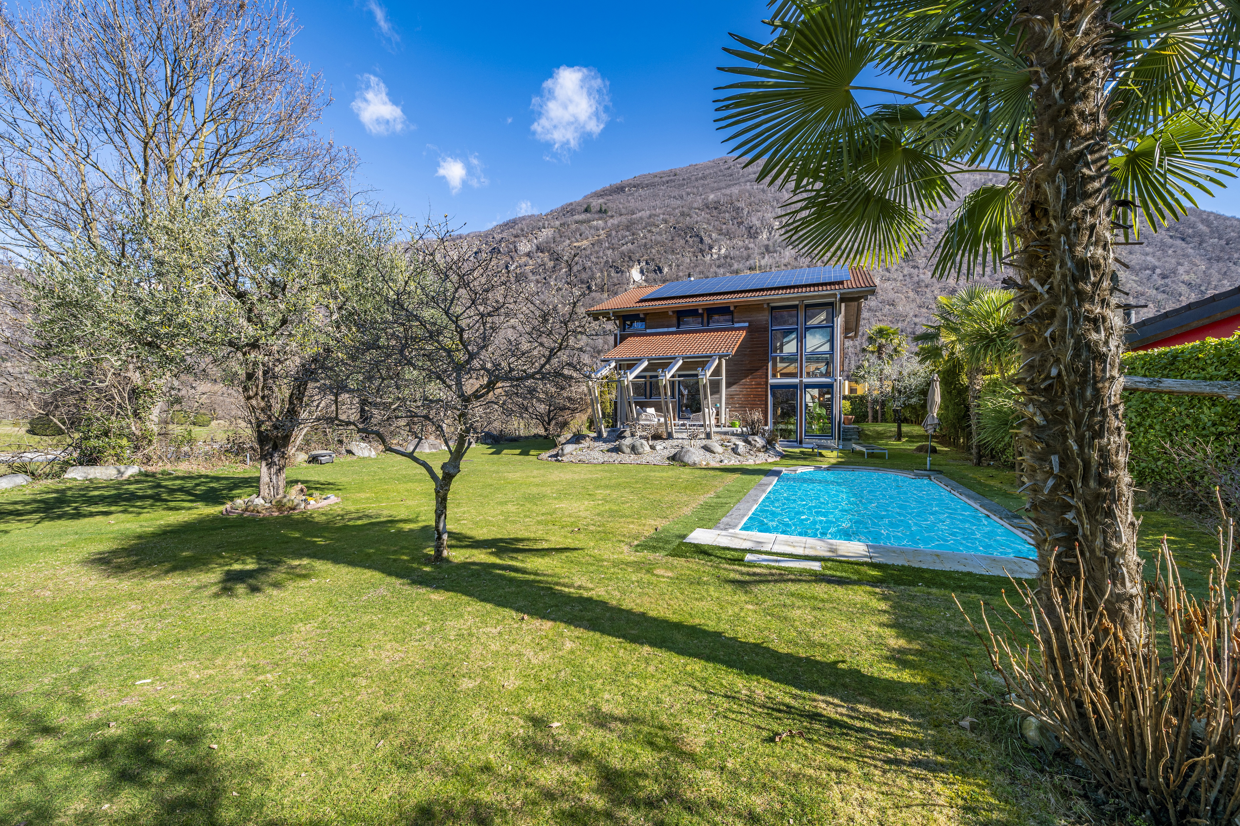 Außenansicht eines Hauses mit Garten und Pool