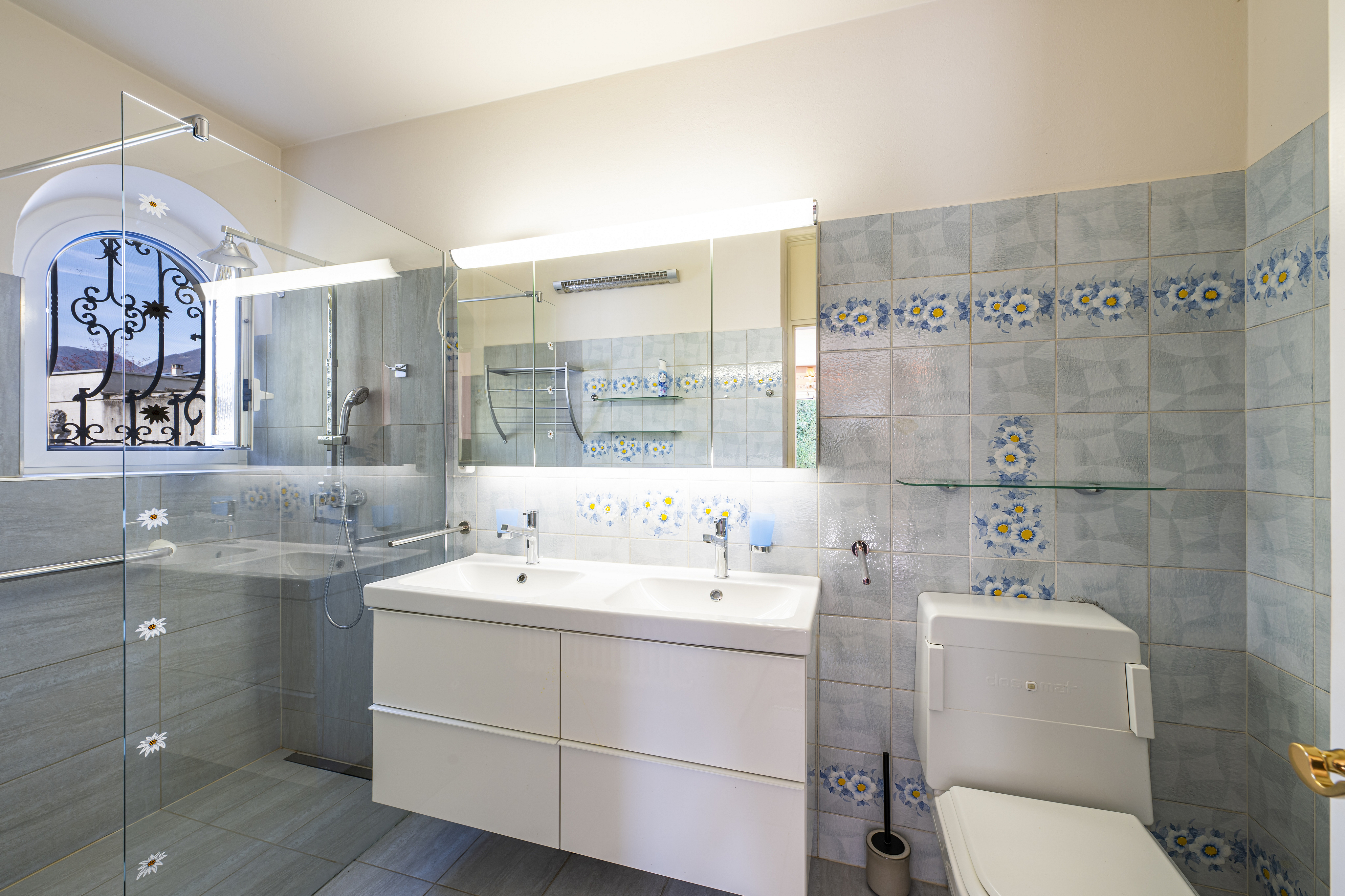 Modernes Bad mit Dusche und Doppelwaschbecken