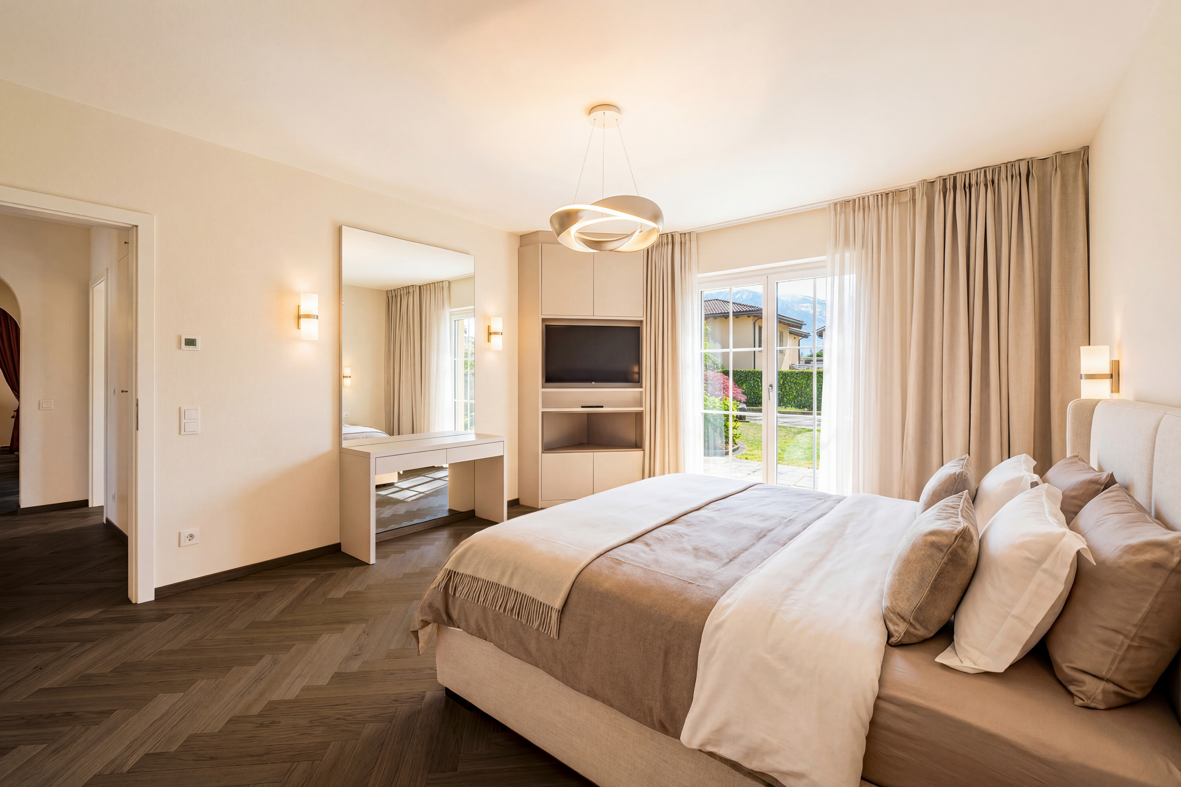 Helles, modern eingerichtetes Schlafzimmer