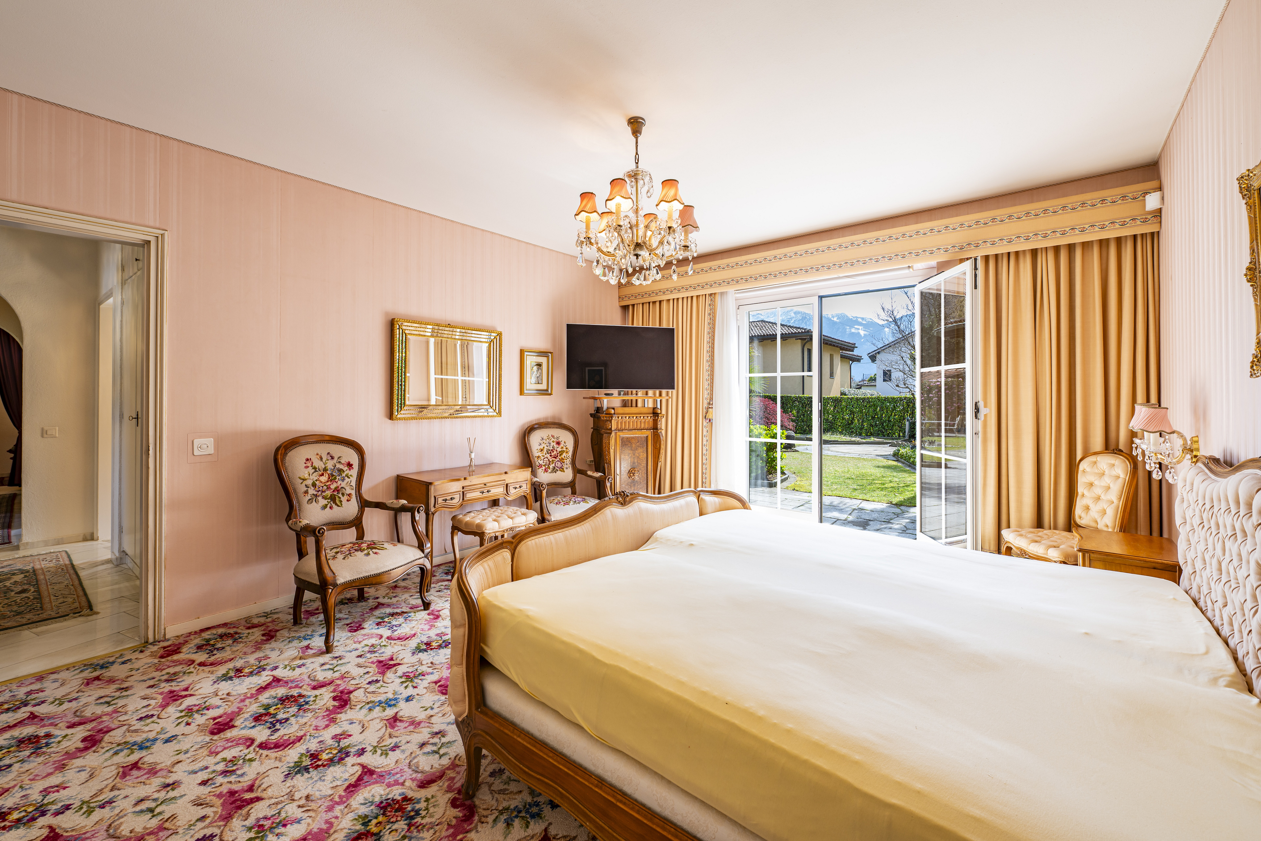 Klassisches Schlafzimmer mit Balkonblick