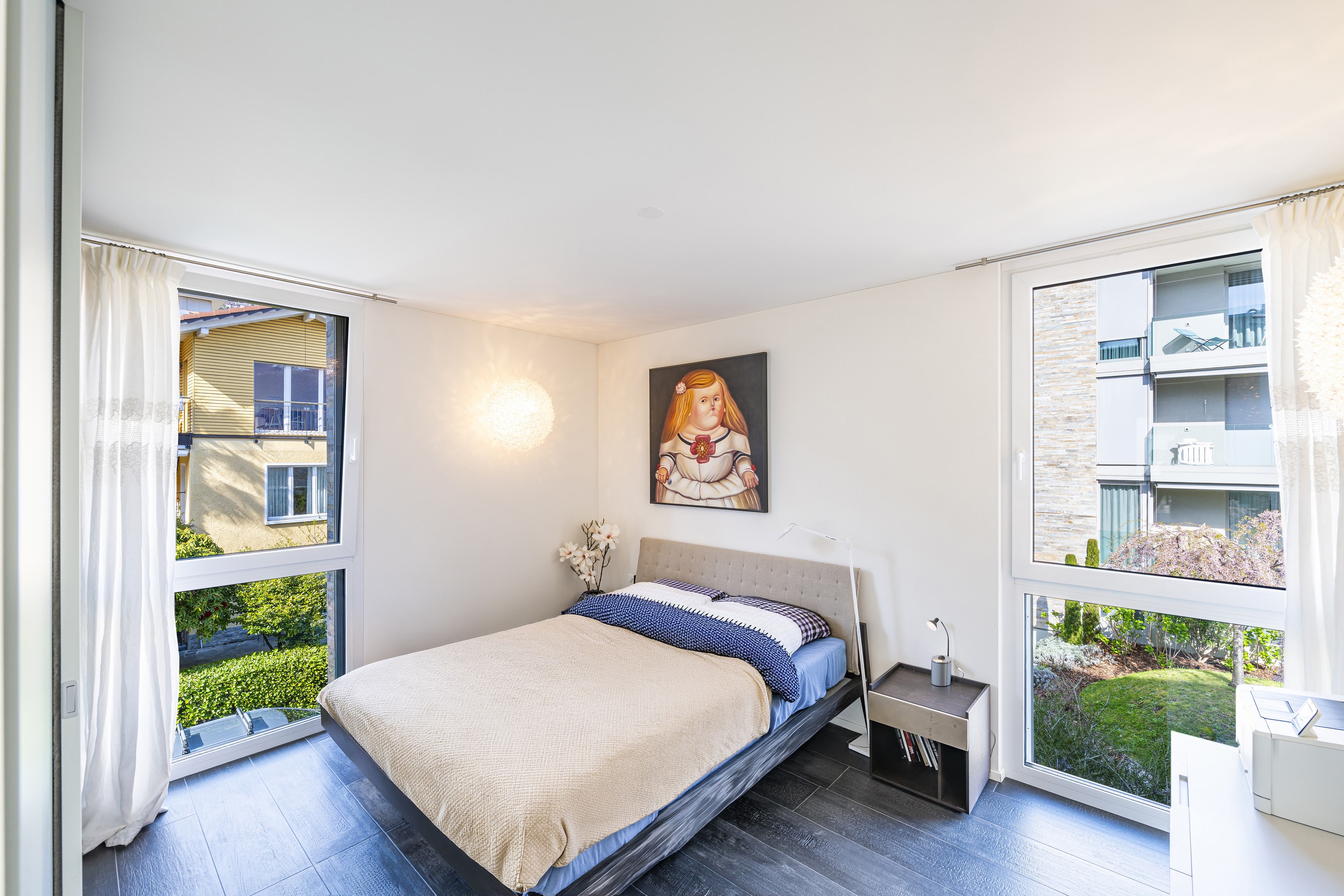 Helles Schlafzimmer mit großen Fenstern
