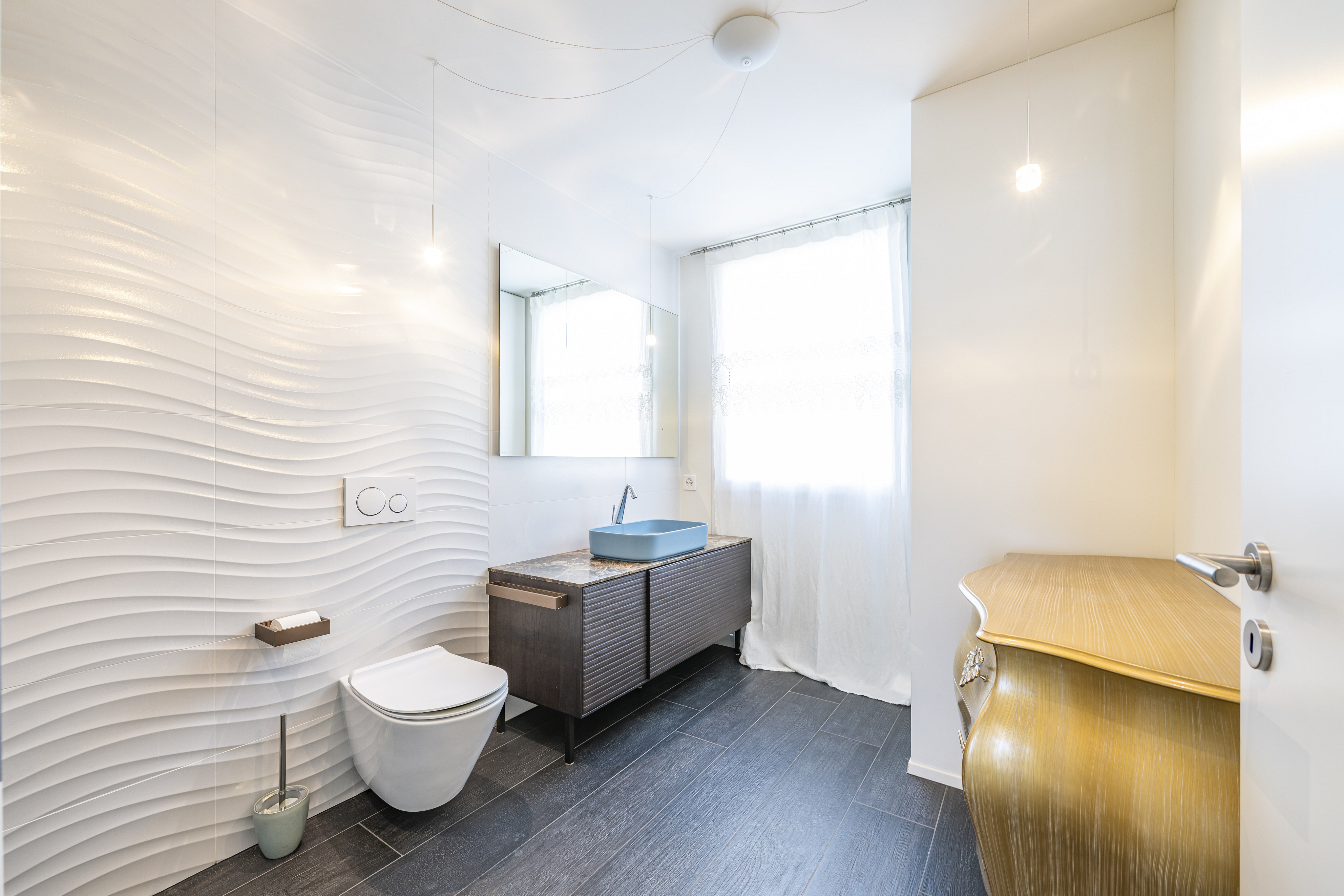 Modernes Gäste-WC mit dekorativer Wandgestaltung
