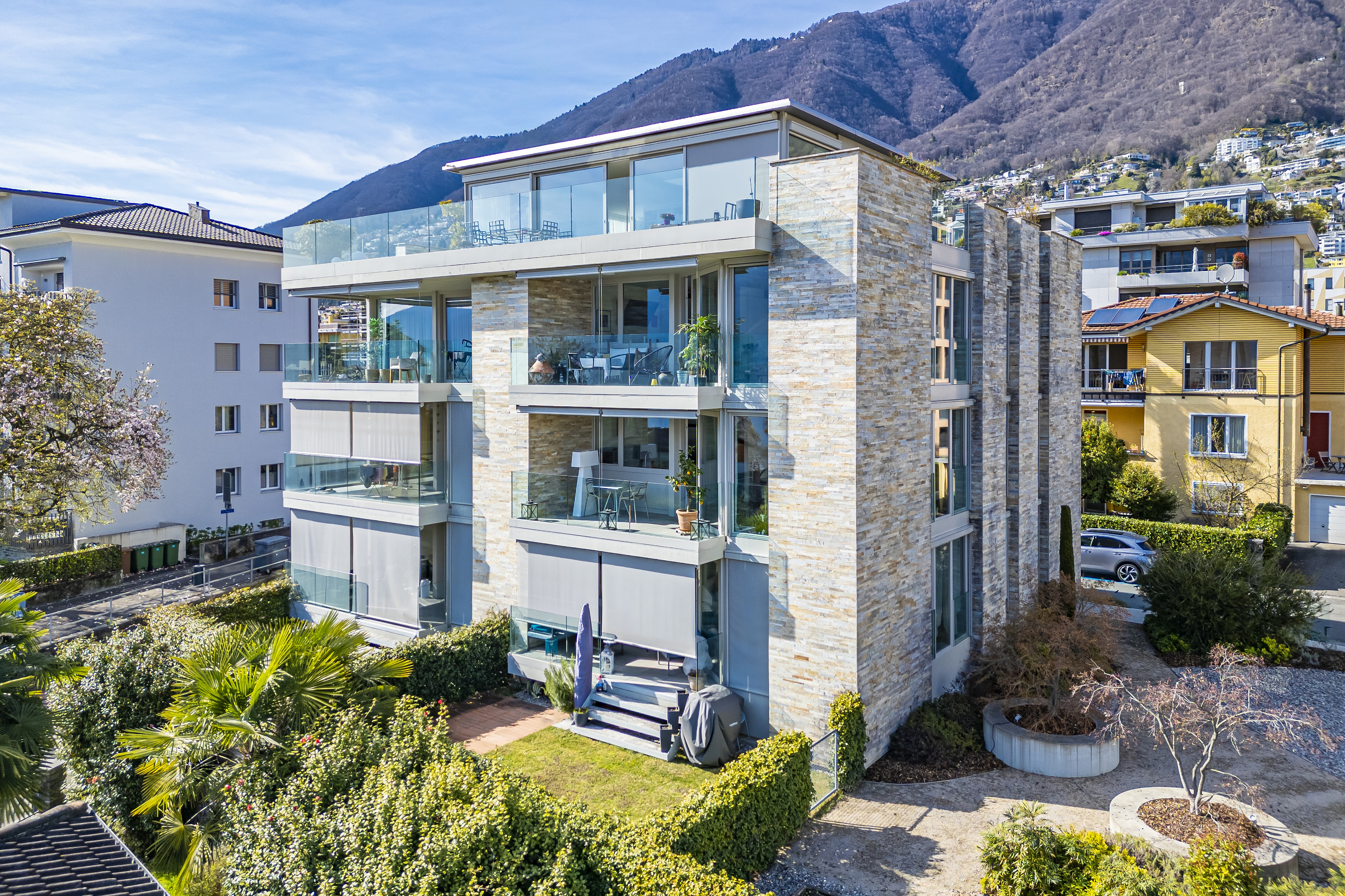 Moderne Wohnanlage mit Bergblick