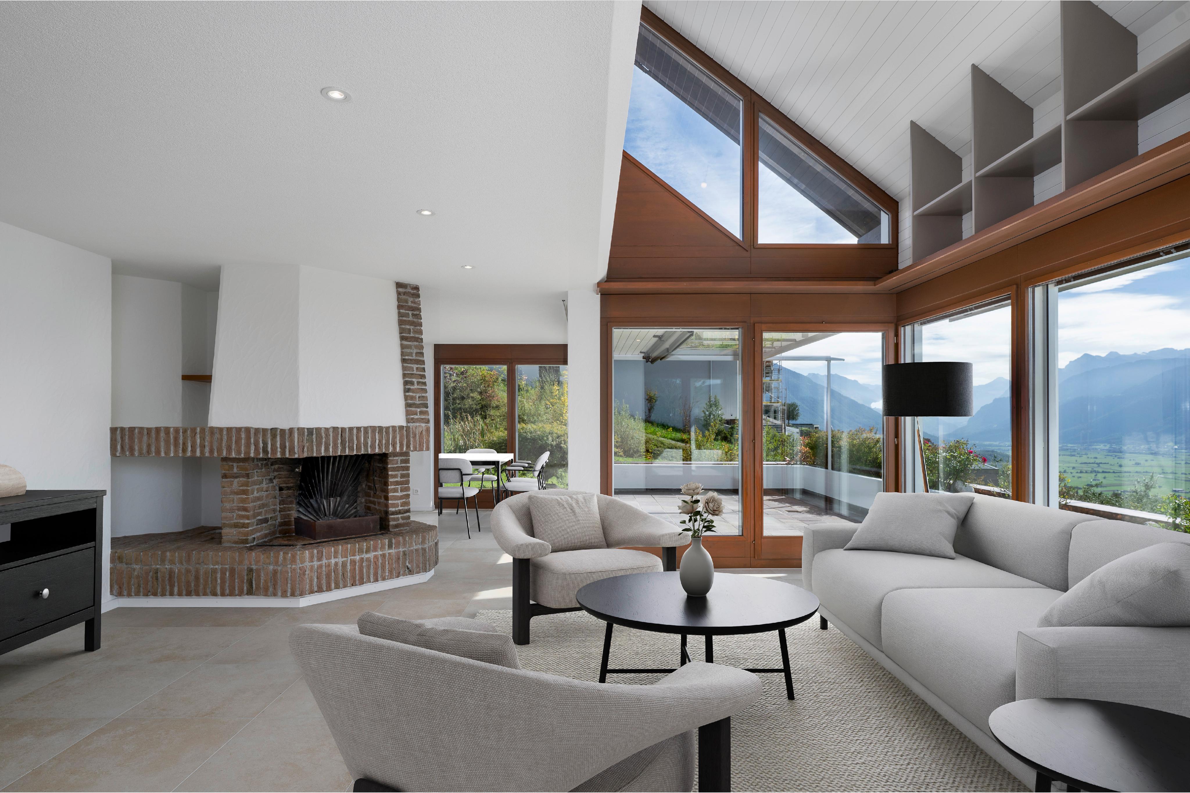 Wohnzimmer mit Kamin und Panoramablick