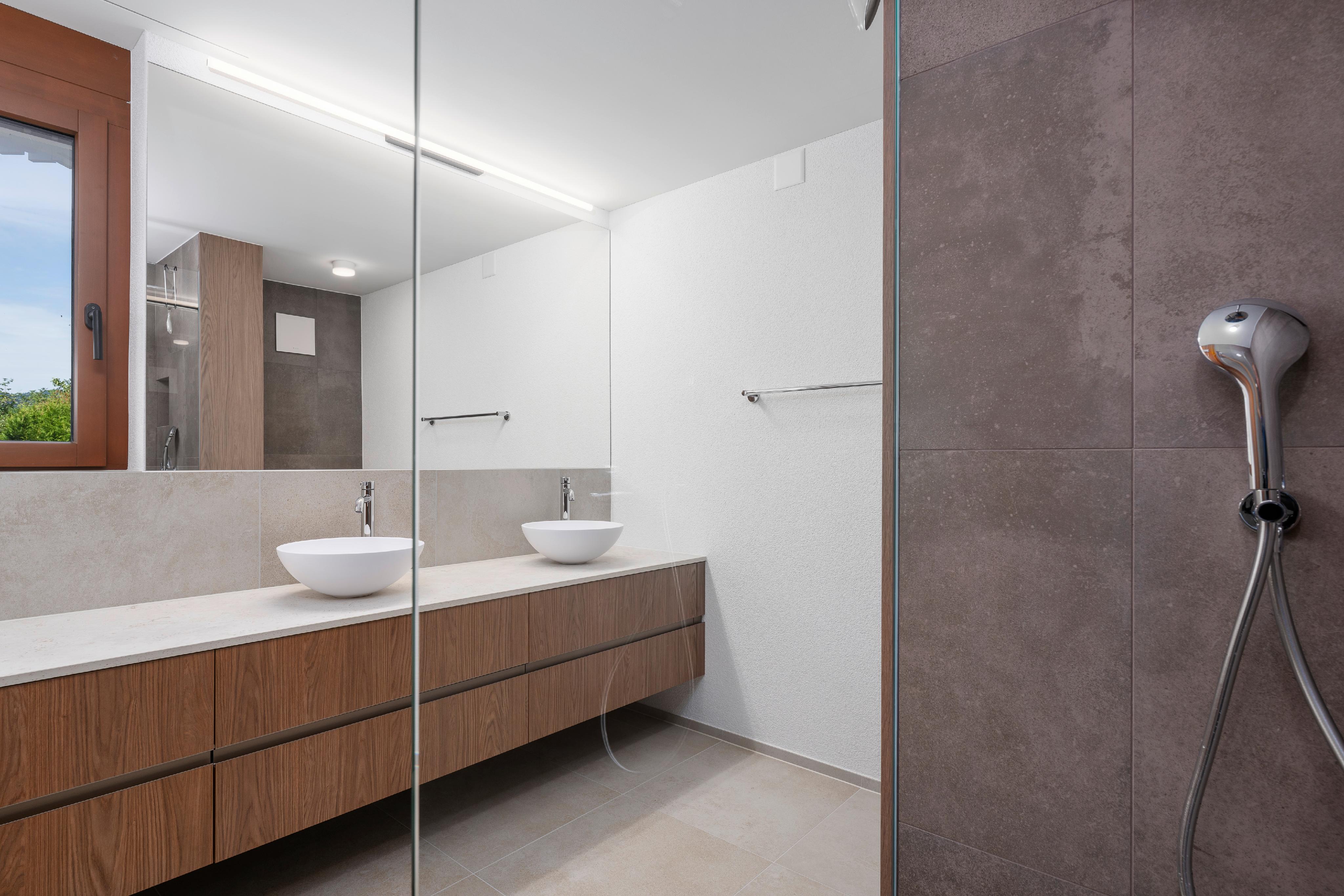 Modernes Badezimmer mit Doppelwaschbecken und begehbarer Dusche