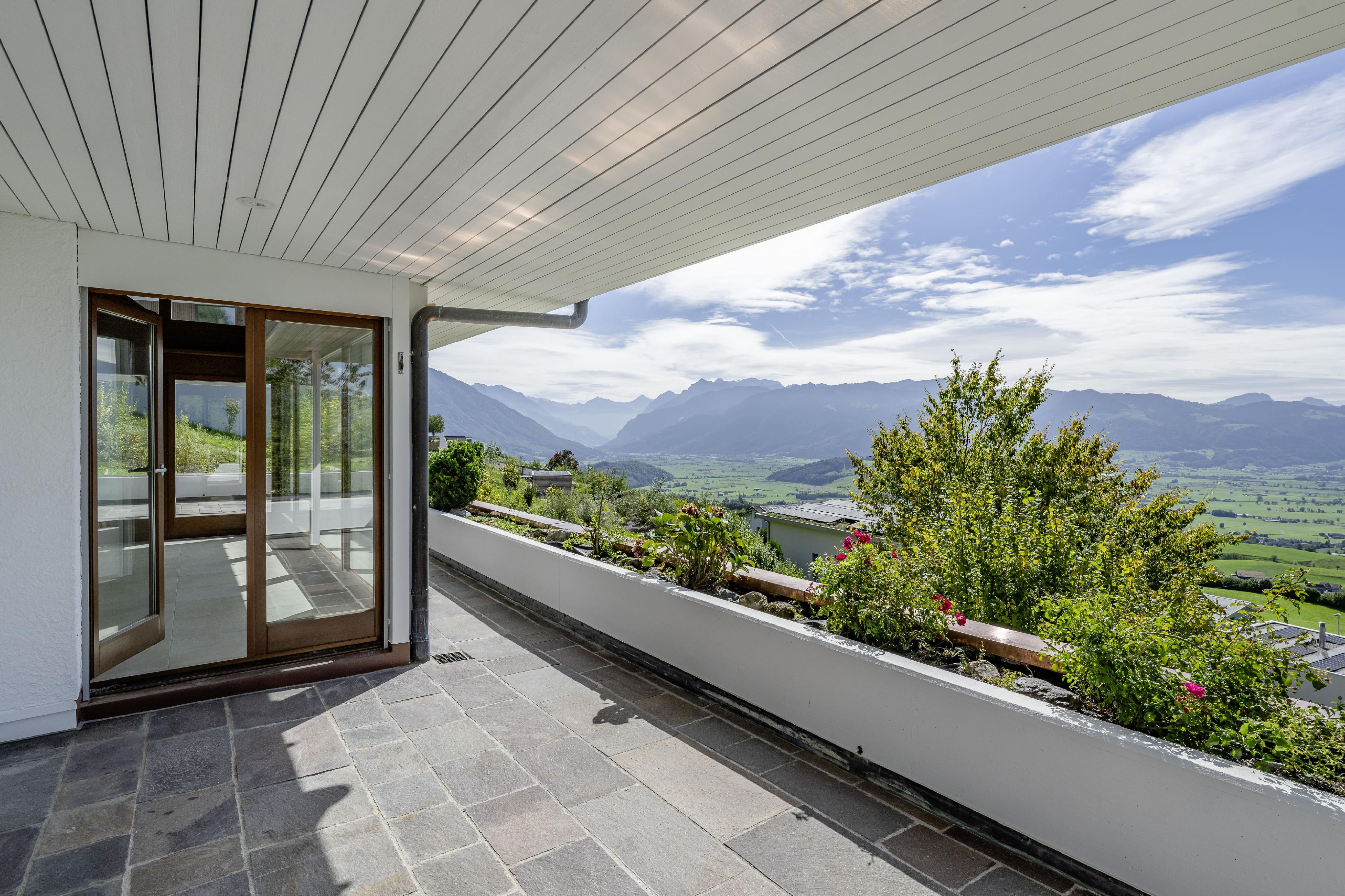 Überdachte Terrasse mit Bergblick