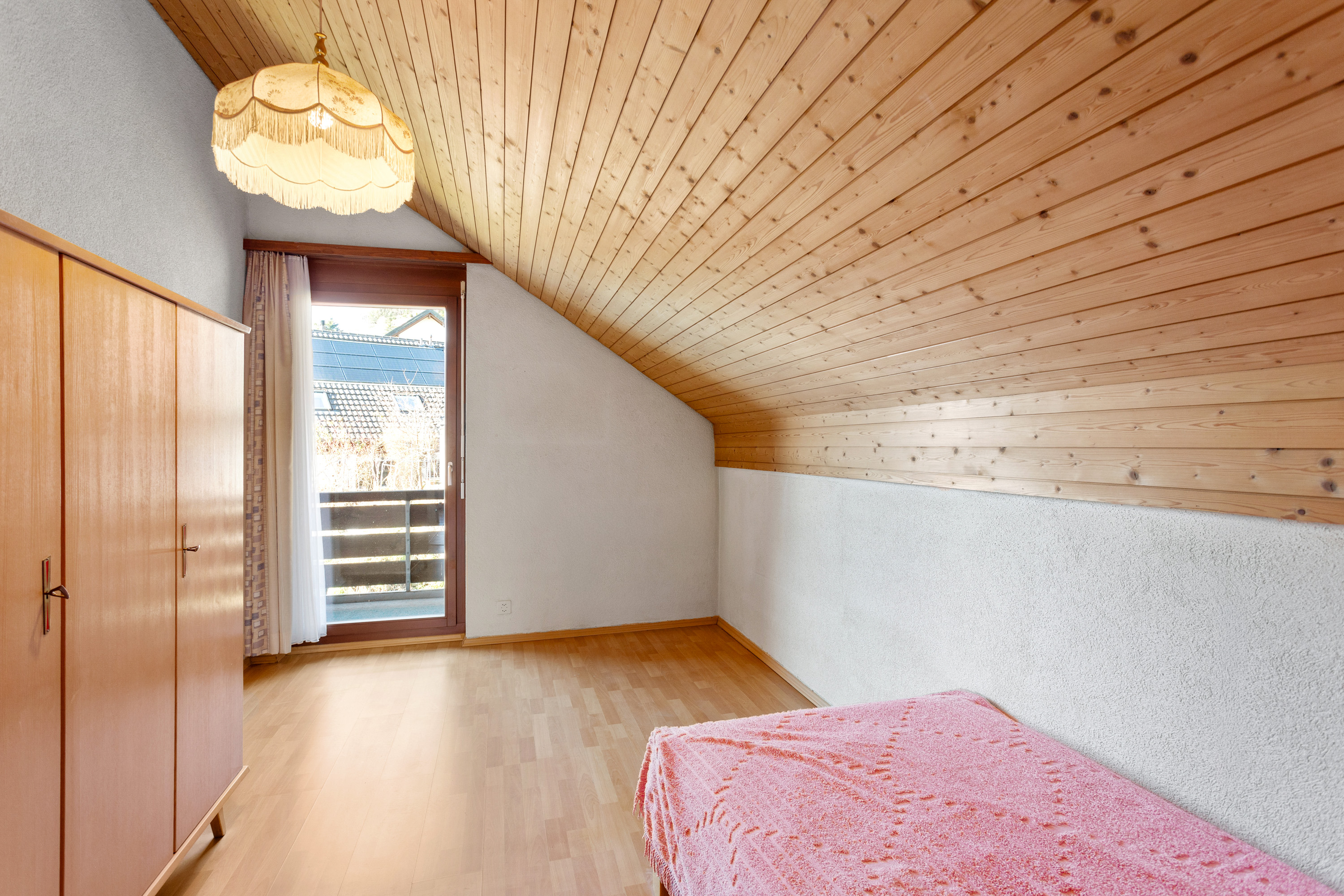 Dachgeschoss-Schlafzimmer mit Holzdecke