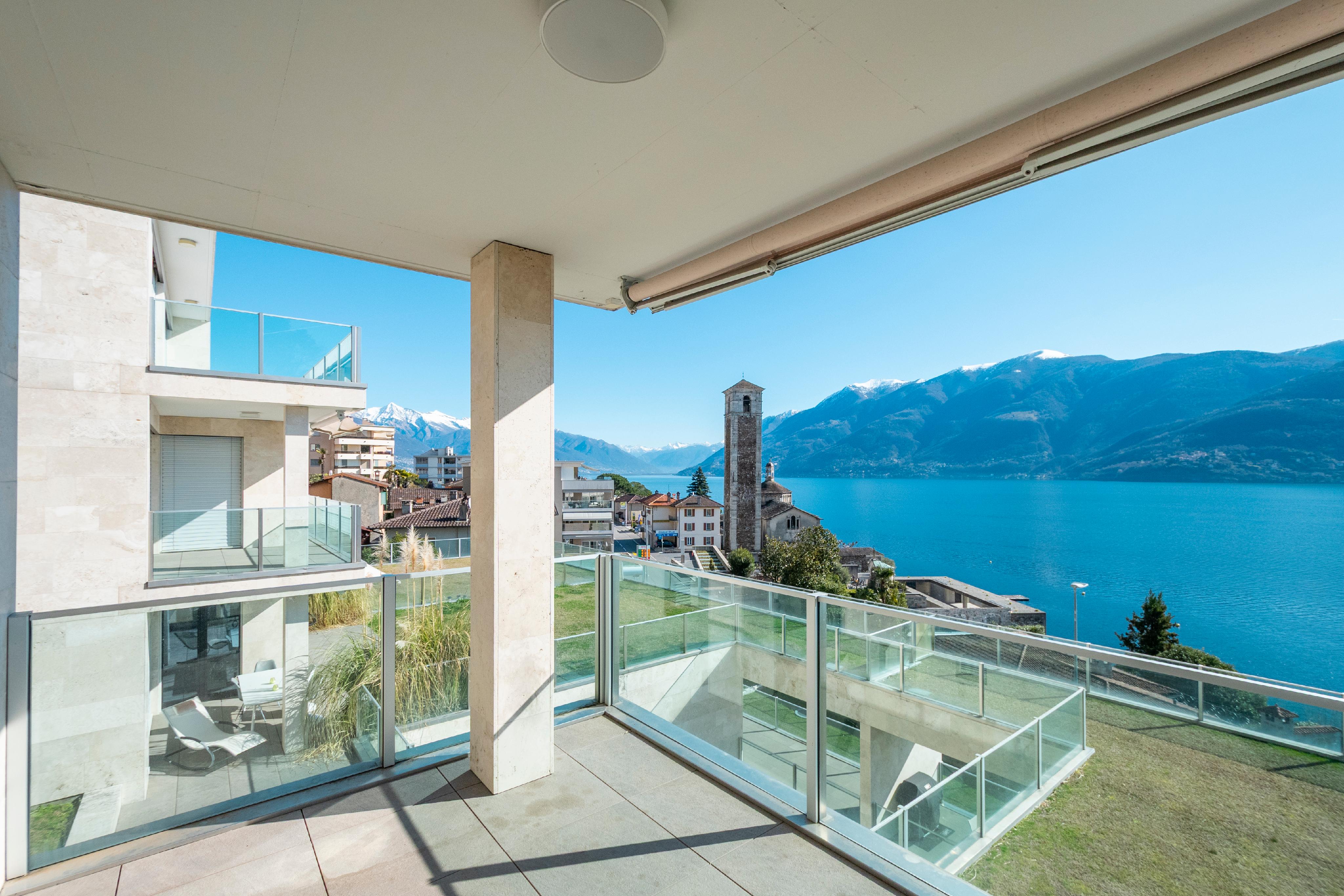 Balkon mit Seeblick und Bergpanorama