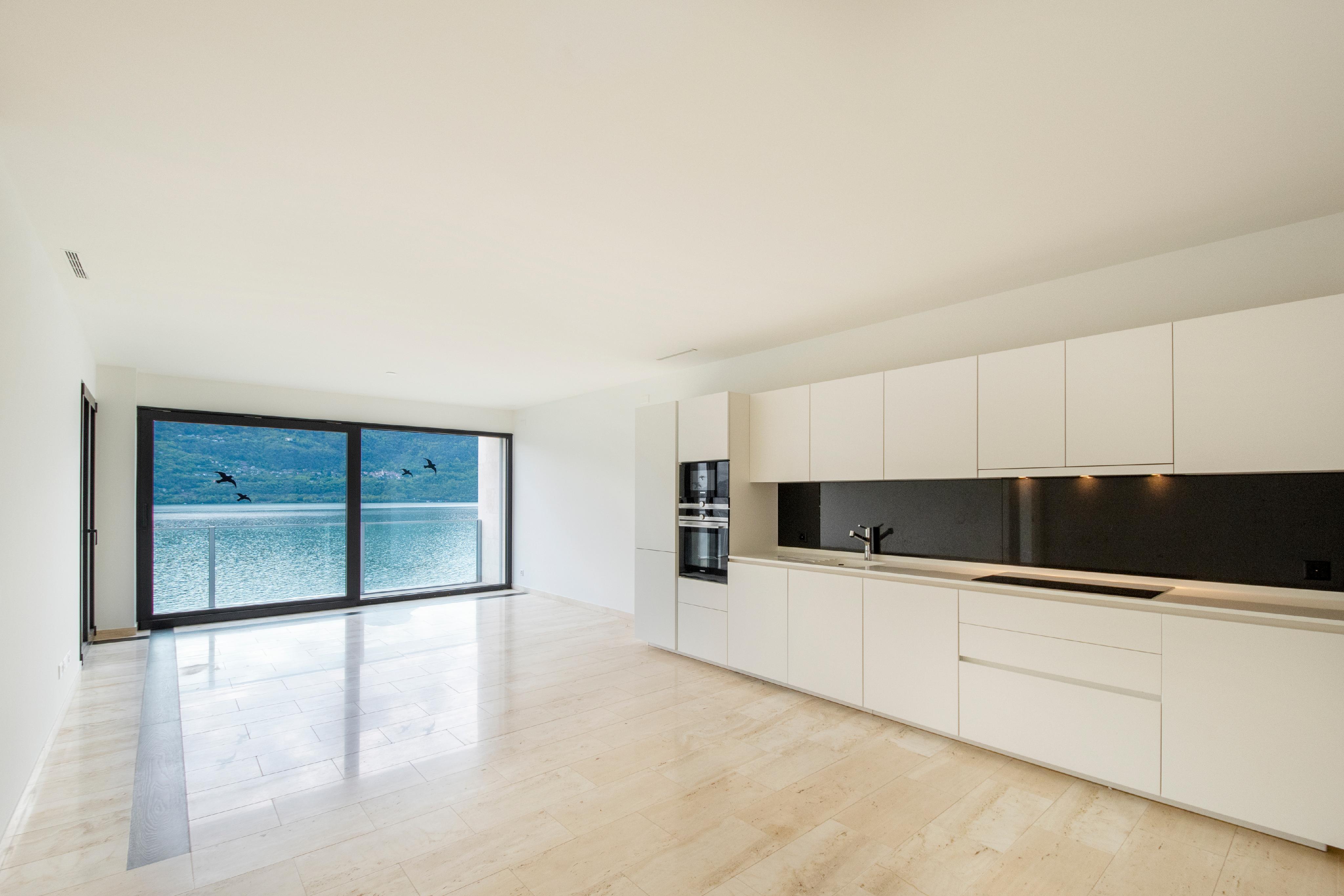 Moderne Wohnküche mit Seeblick