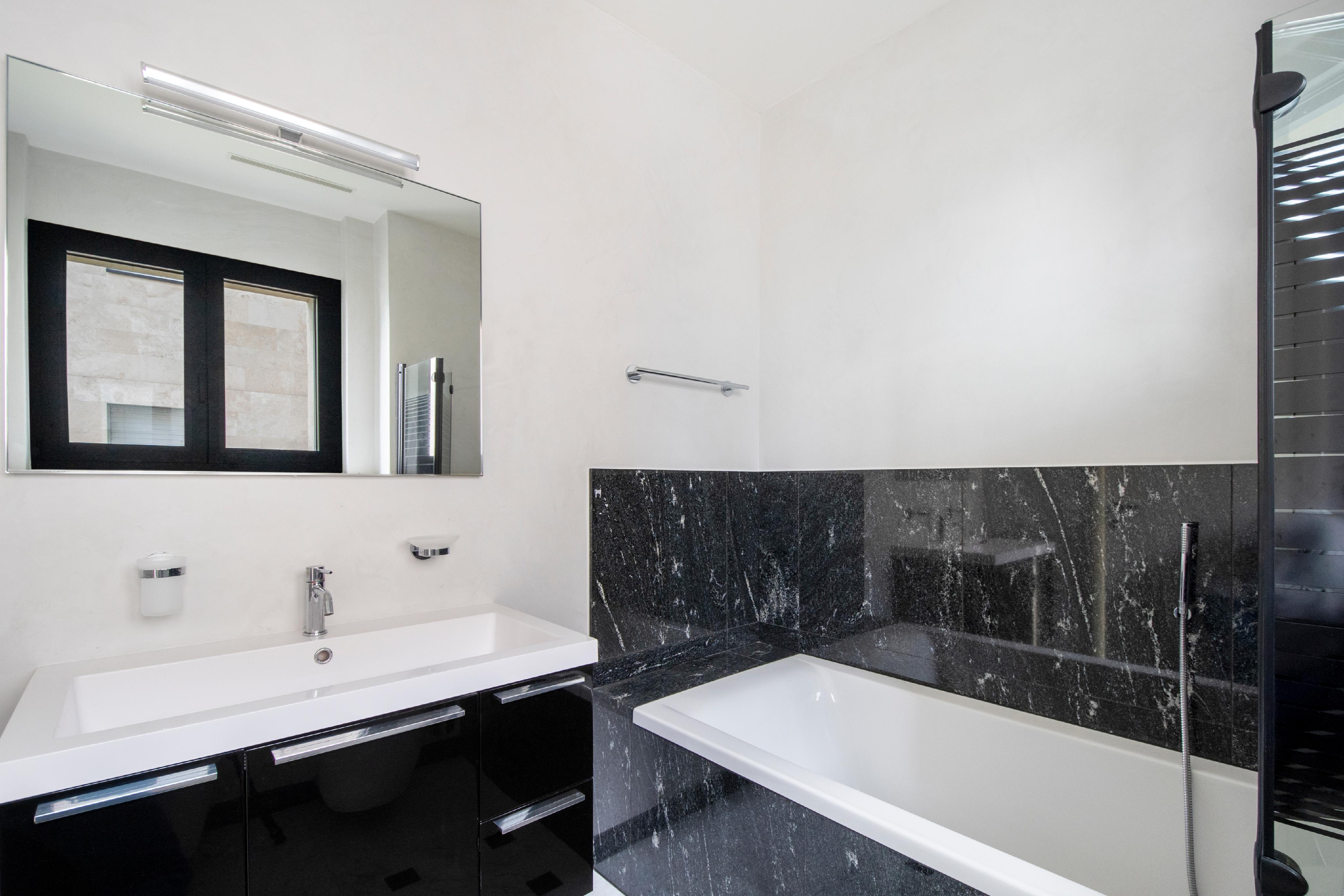 Modernes Badezimmer mit Badewanne und Waschtisch