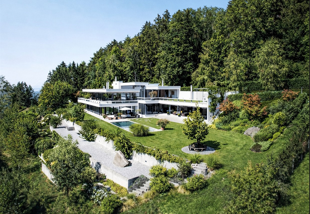 Moderne Villa mit Hanglage und Garten