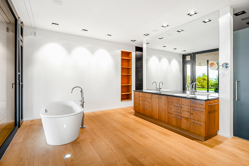 Modernes Badezimmer mit freistehender Wanne und Doppelwaschtisch