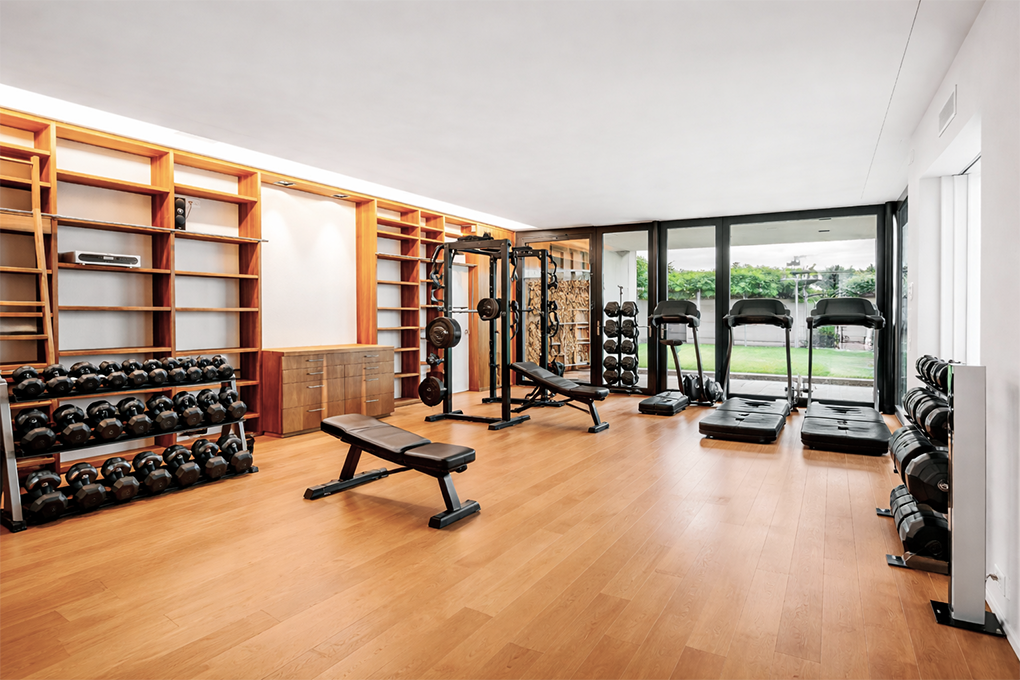 Home-Gym mit bodentiefen Glasfronten