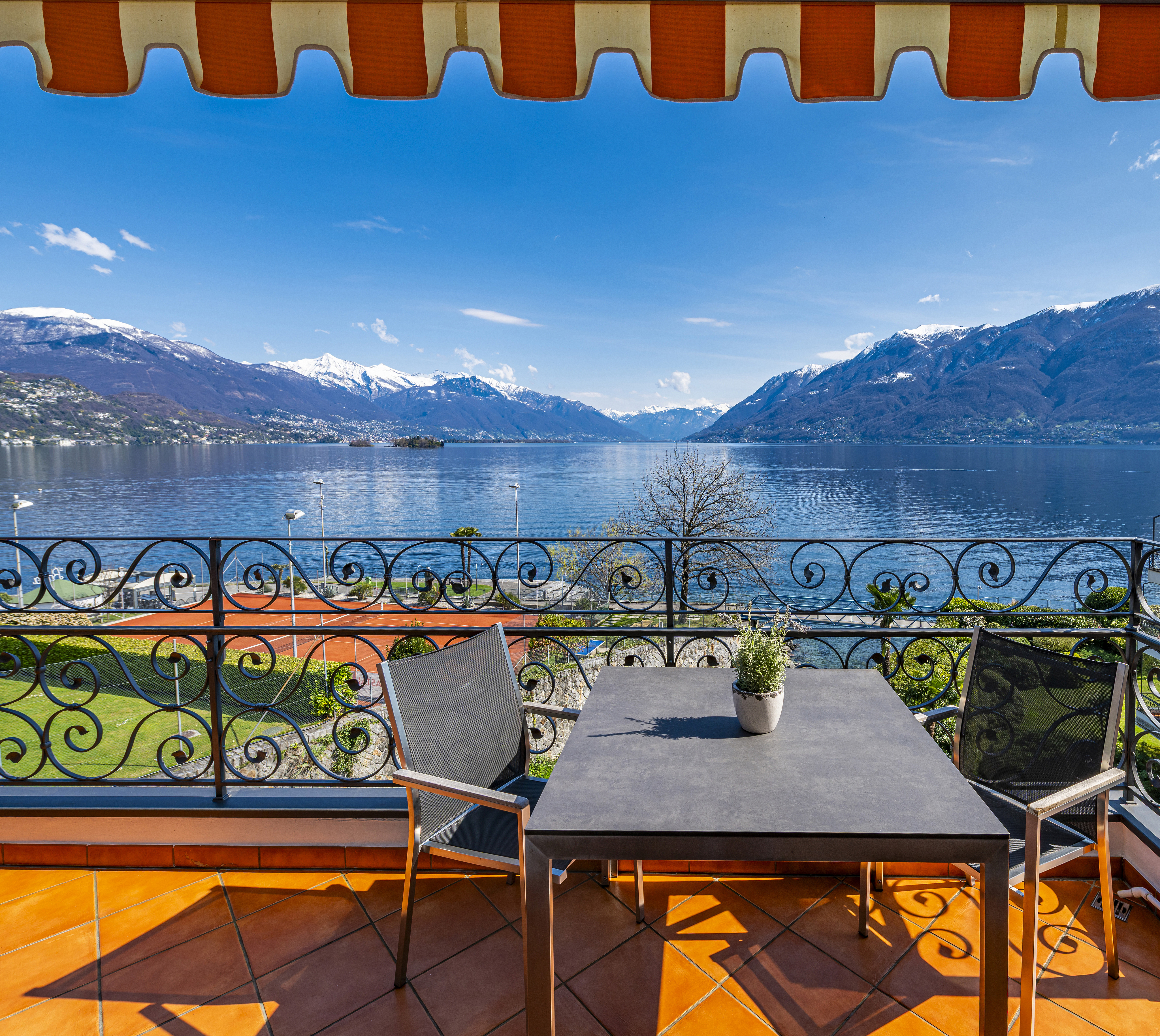 Balkon mit Seeblick und Bergpanorama