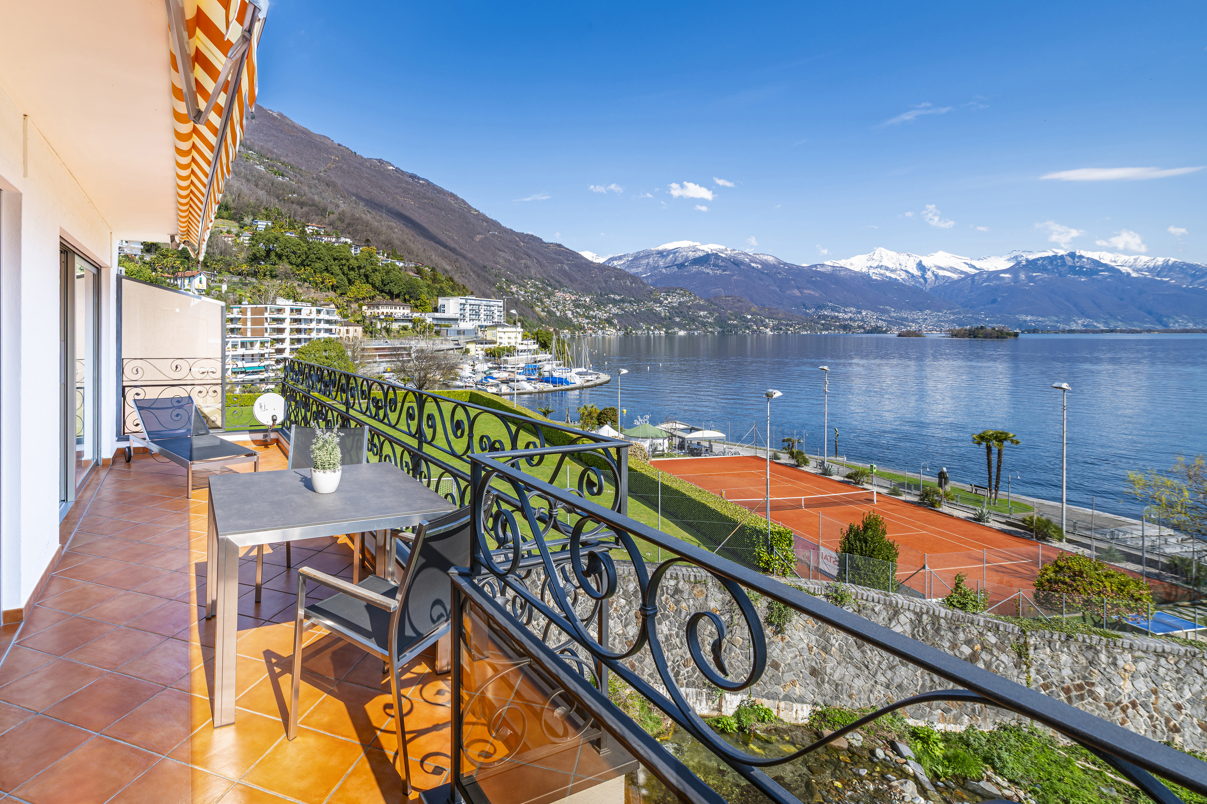 Balkon mit Seeblick und Bergen