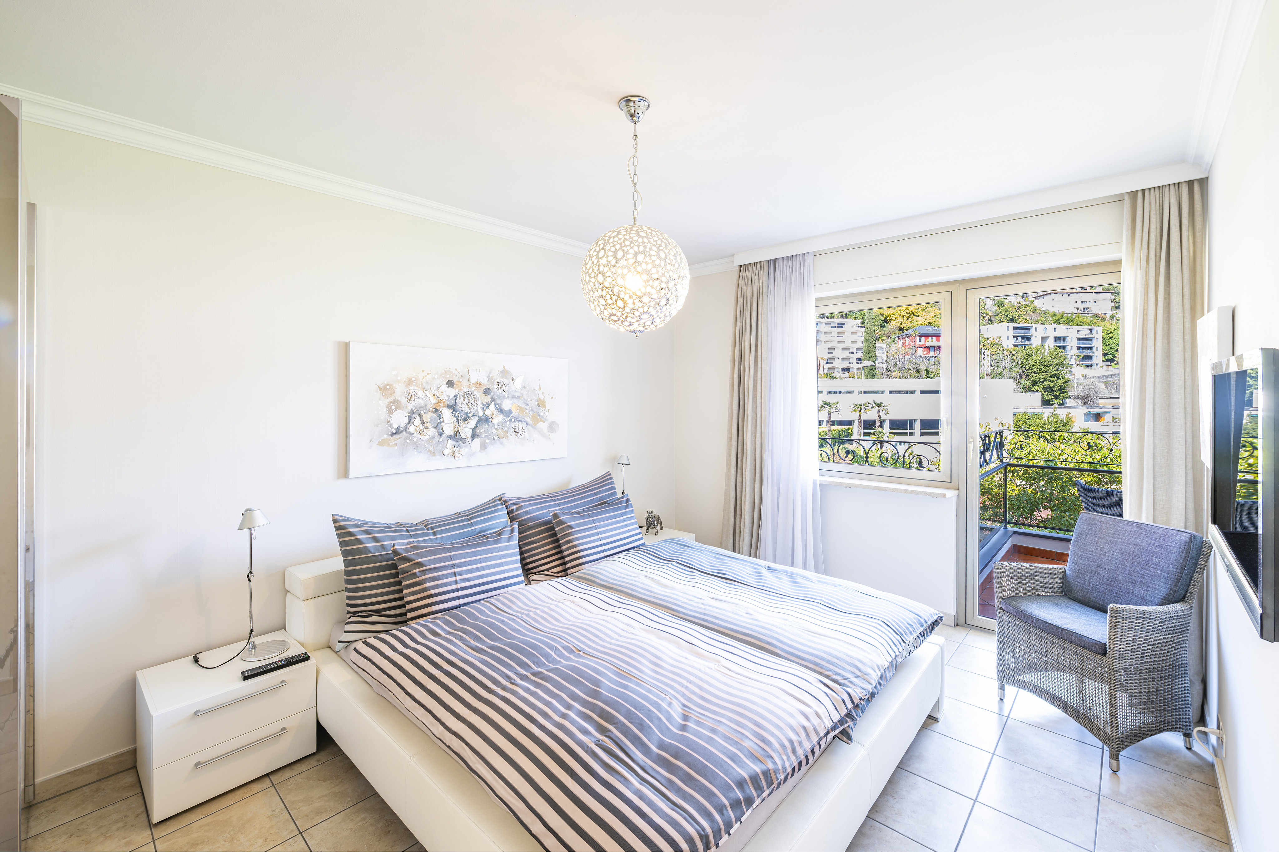 Helles Schlafzimmer mit Balkonzugang