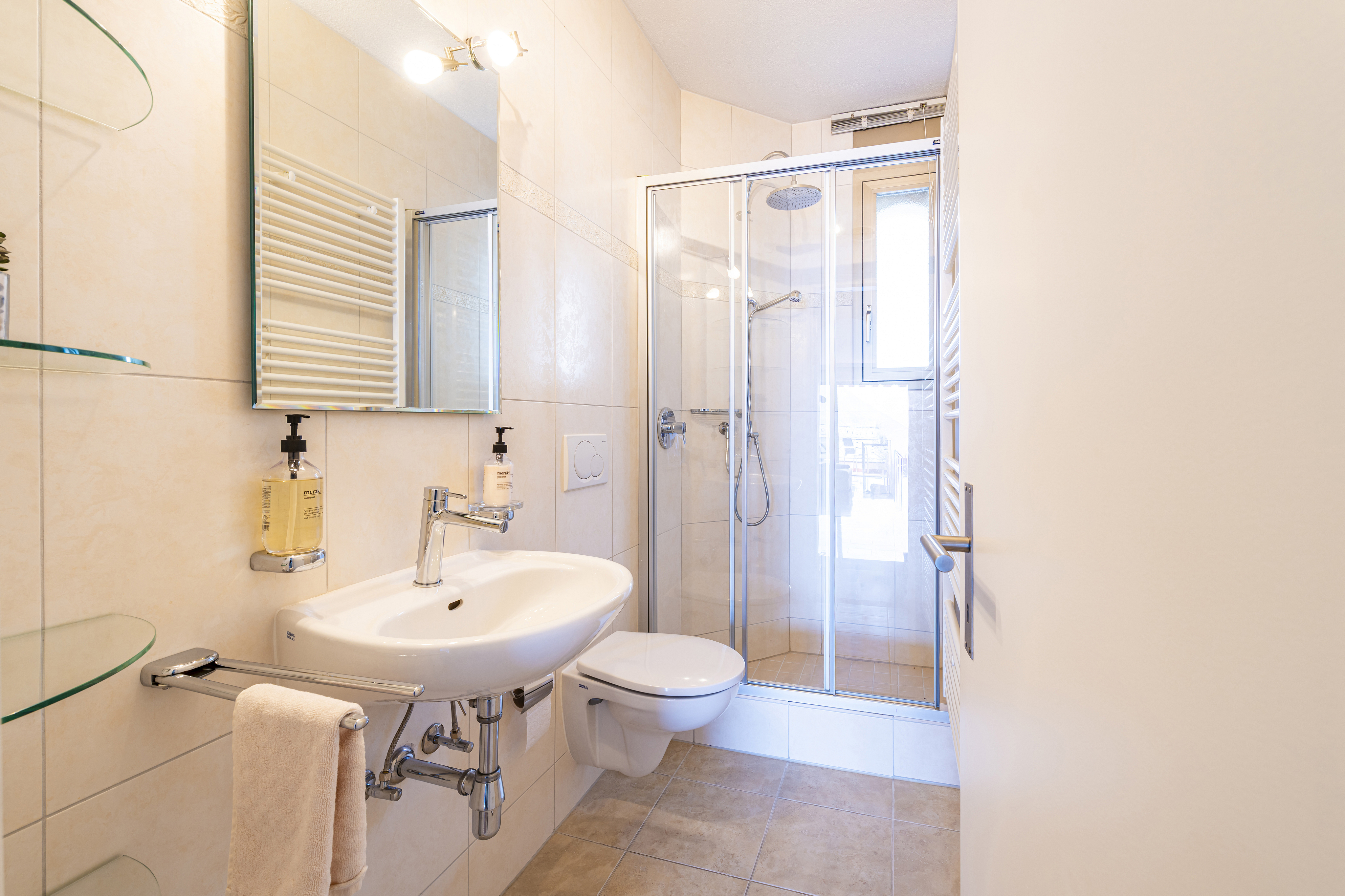 Modernes Bad mit Dusche und WC