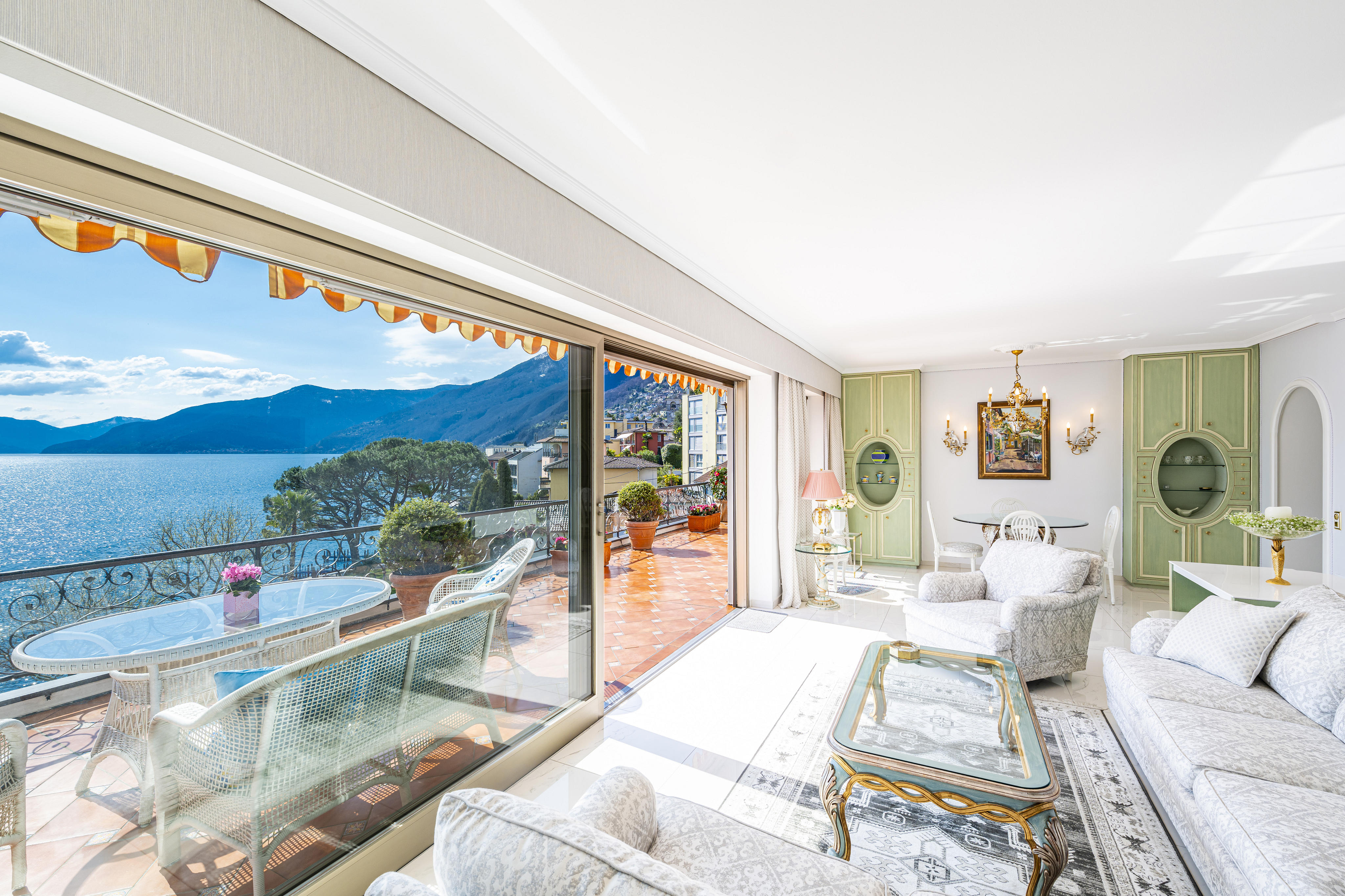 Elegantes Wohnzimmer mit Meerblick