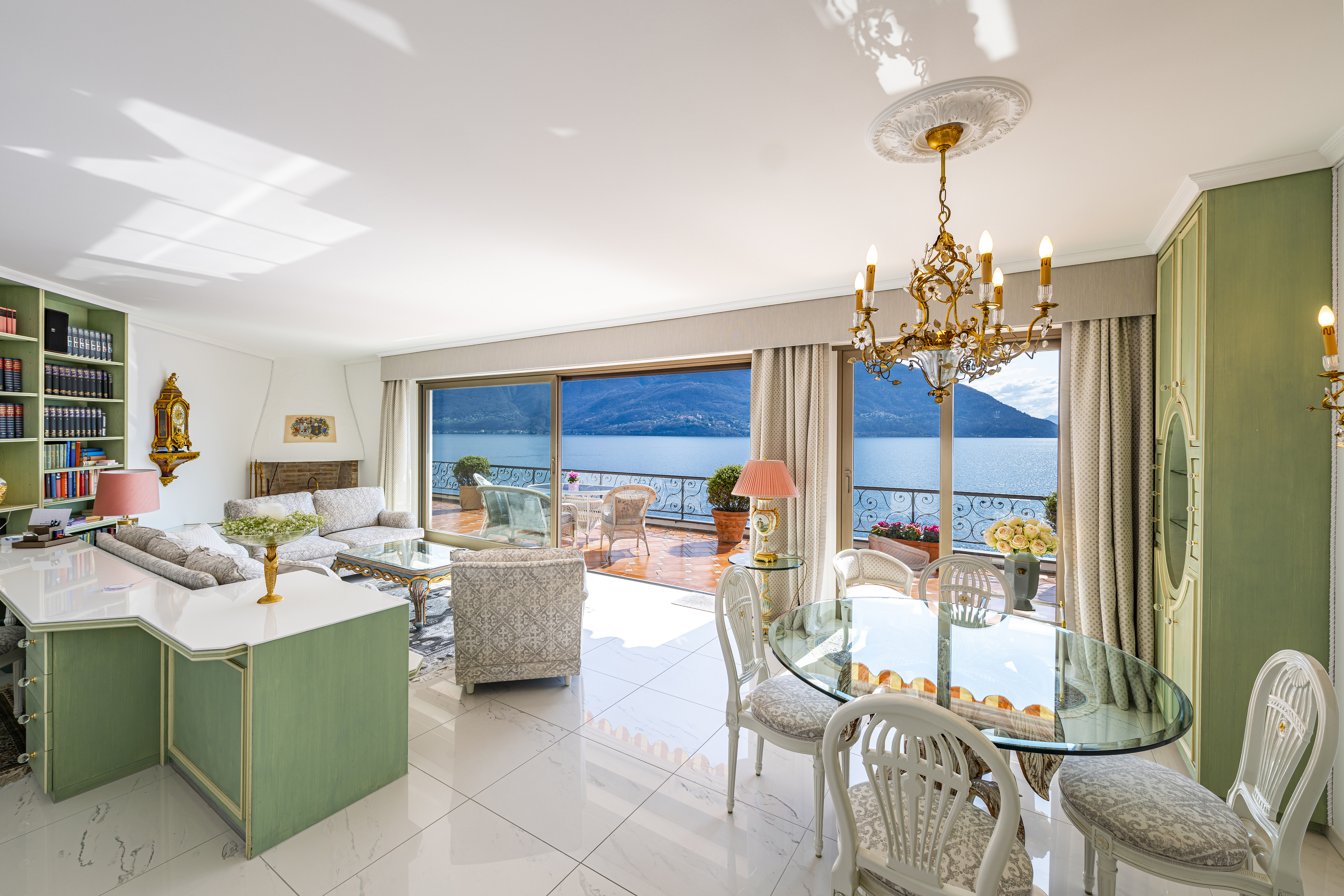 Elegantes Wohnzimmer mit Seeblick und klassischem Dekor