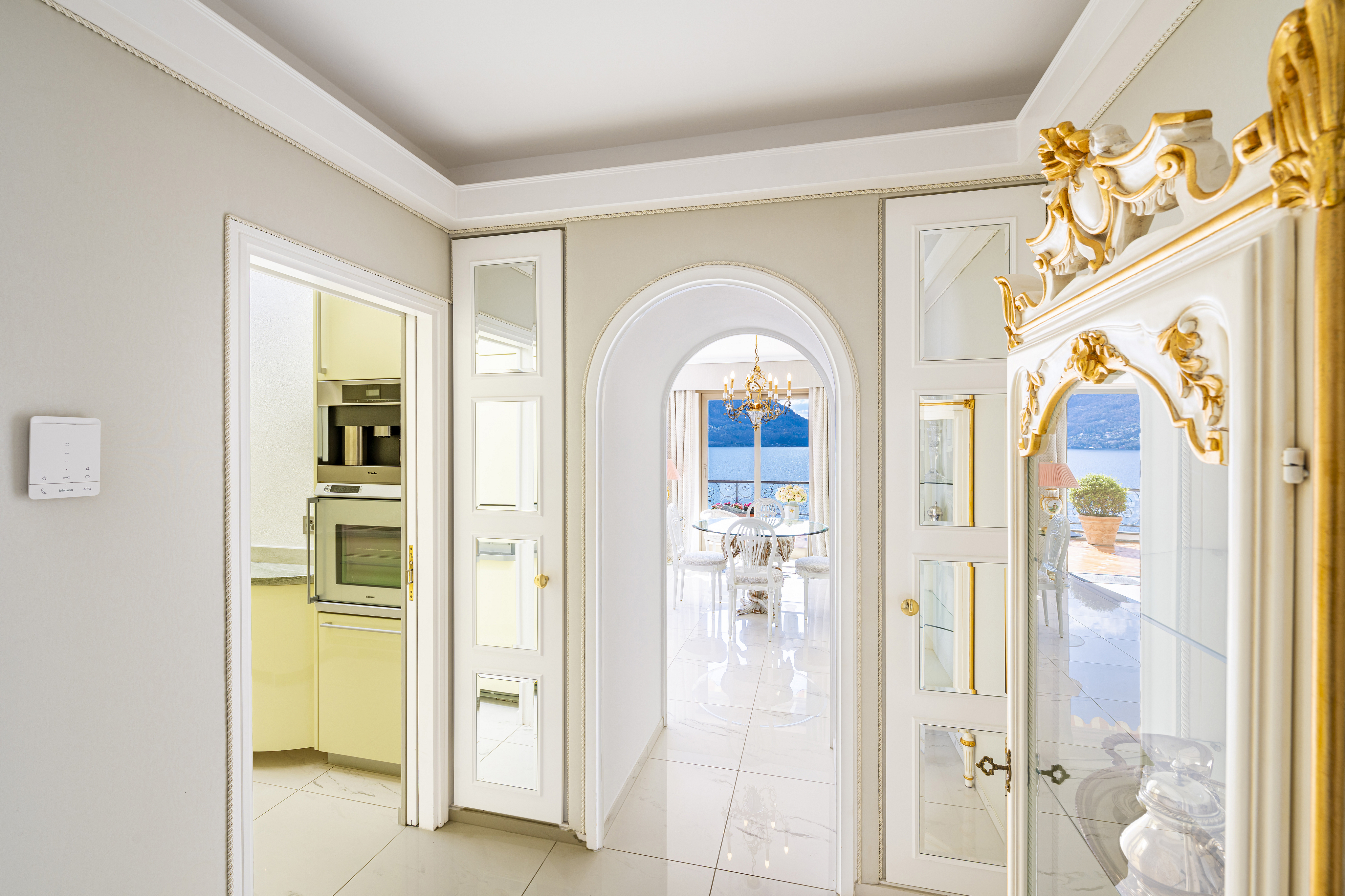 Eleganter Flur mit Blick auf Essbereich und Seeterrasse