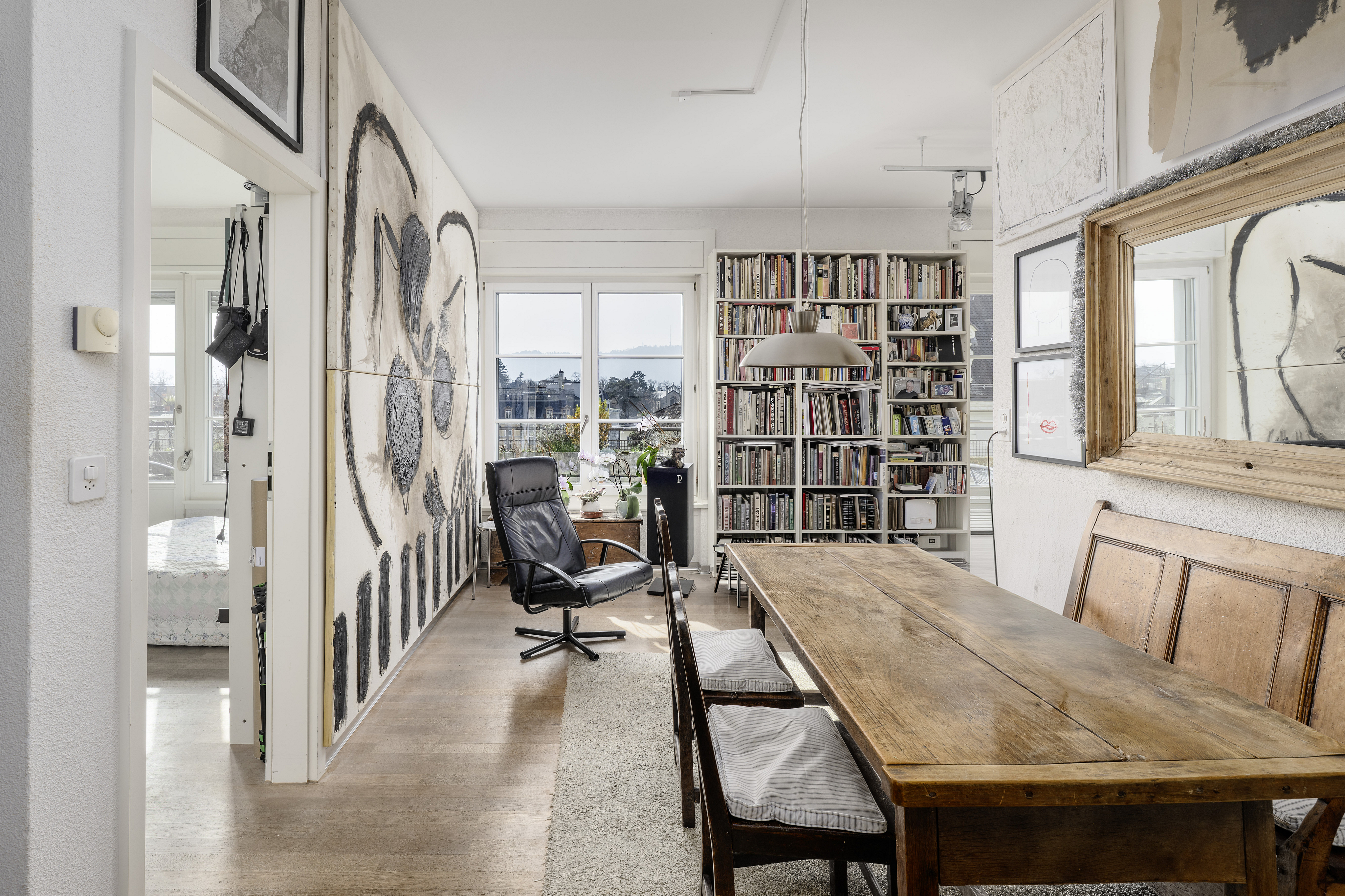 Helles Arbeits- und Esszimmer mit Bücherwand