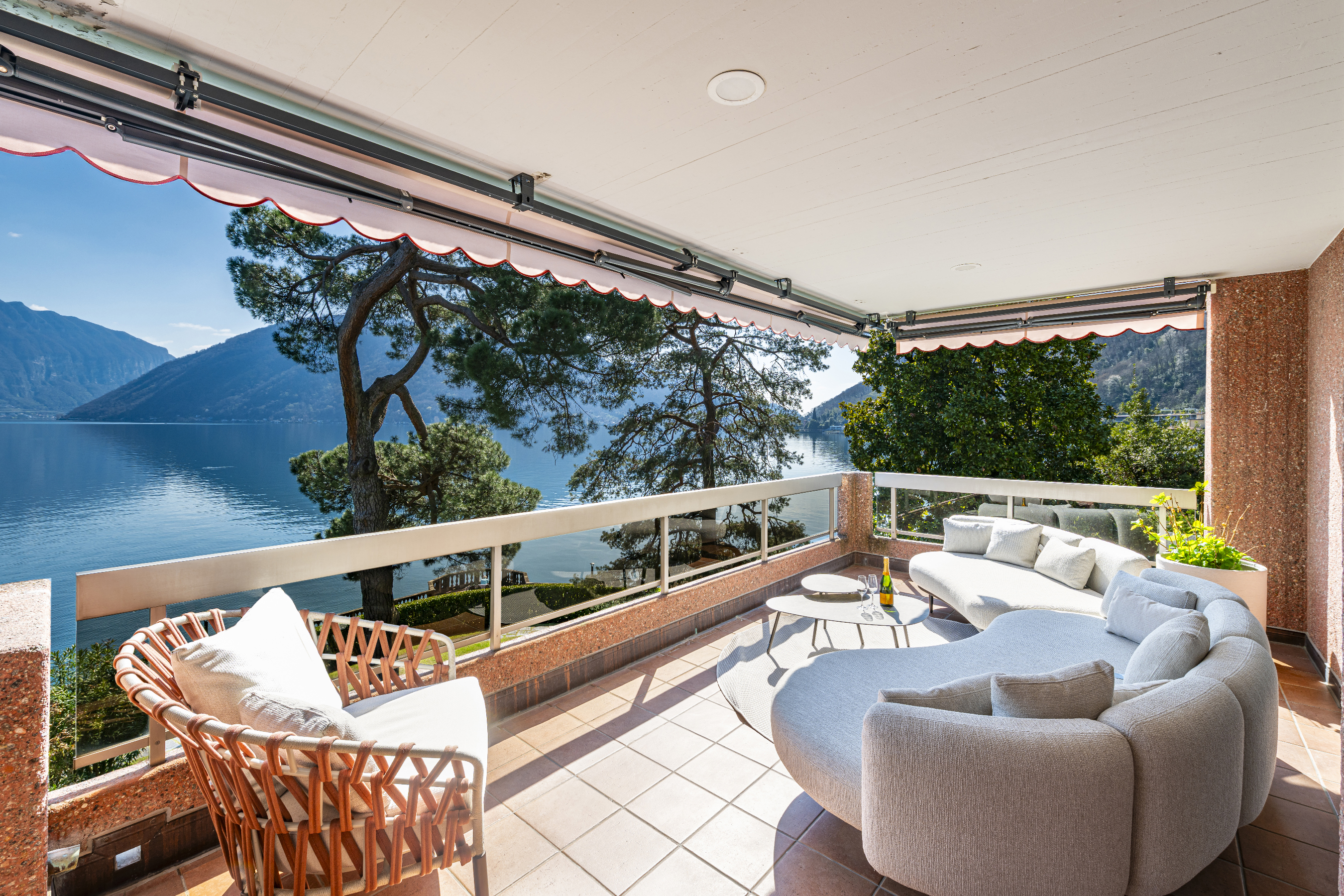 Luftige Seeterrasse mit Panoramablick
