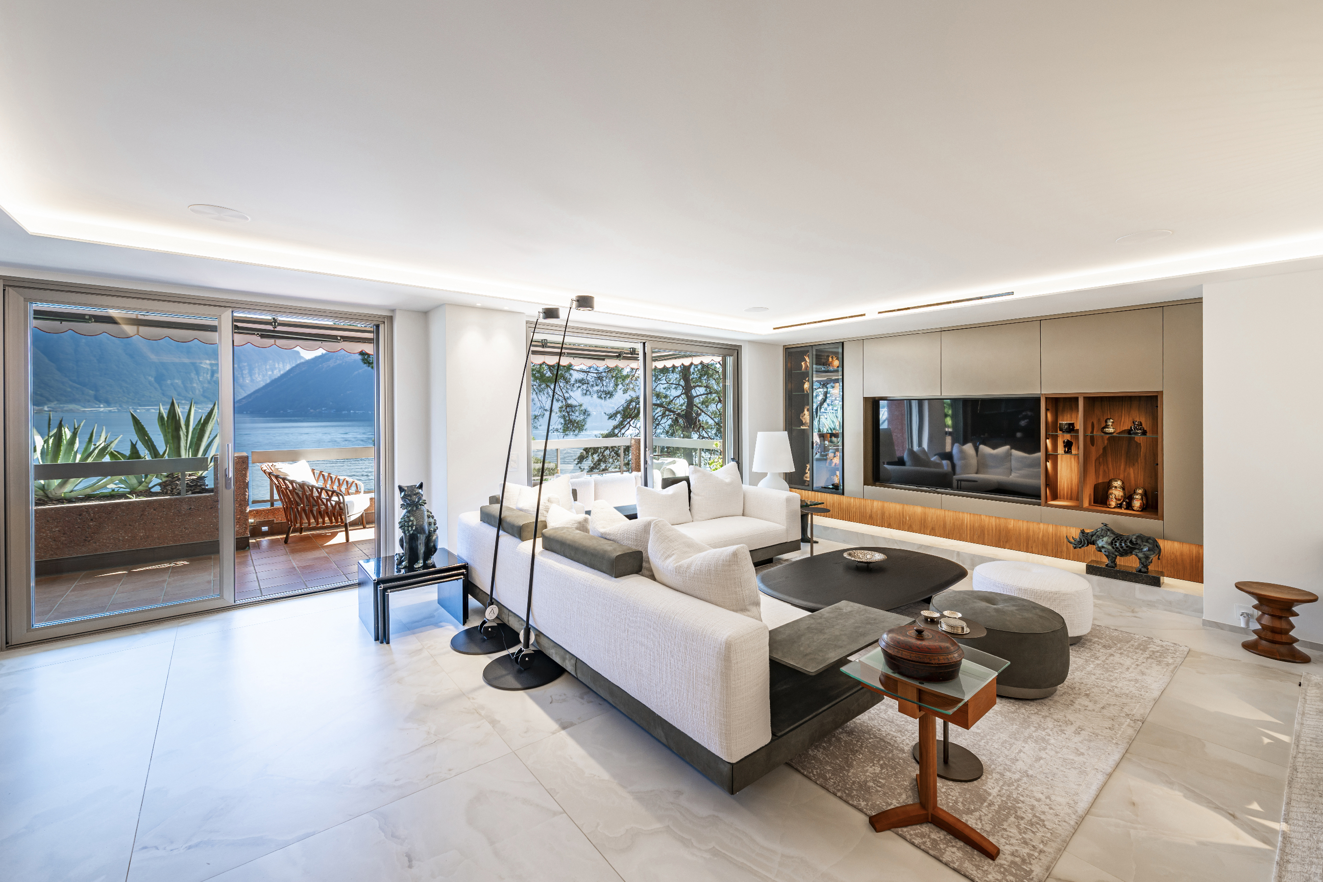 Luxuriöses Wohnzimmer mit Seeblick