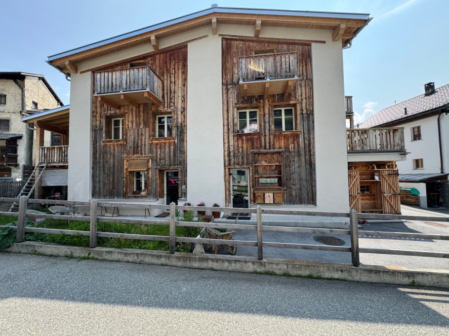 Rustikale Außenansicht eines Holzhauses