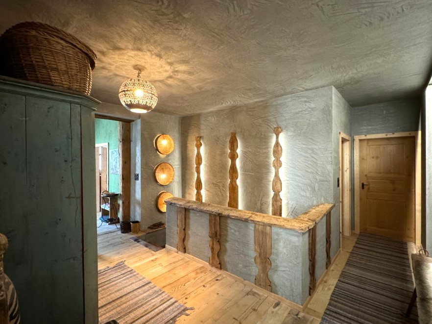 Rustikaler Flur mit Holzdetails