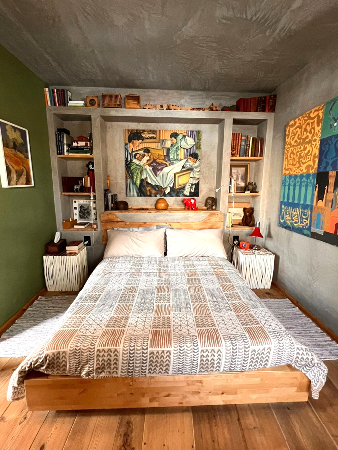 Gemütliches Schlafzimmer mit Kunst und Regalwand