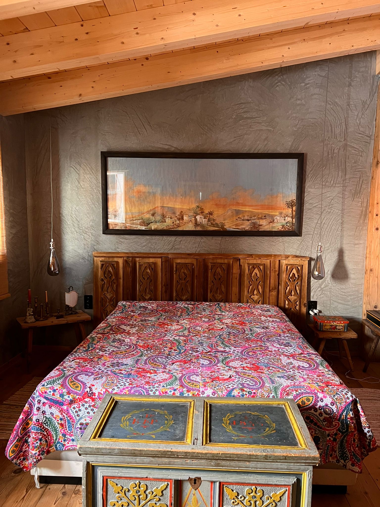 Gemütliches Schlafzimmer im rustikalen Stil