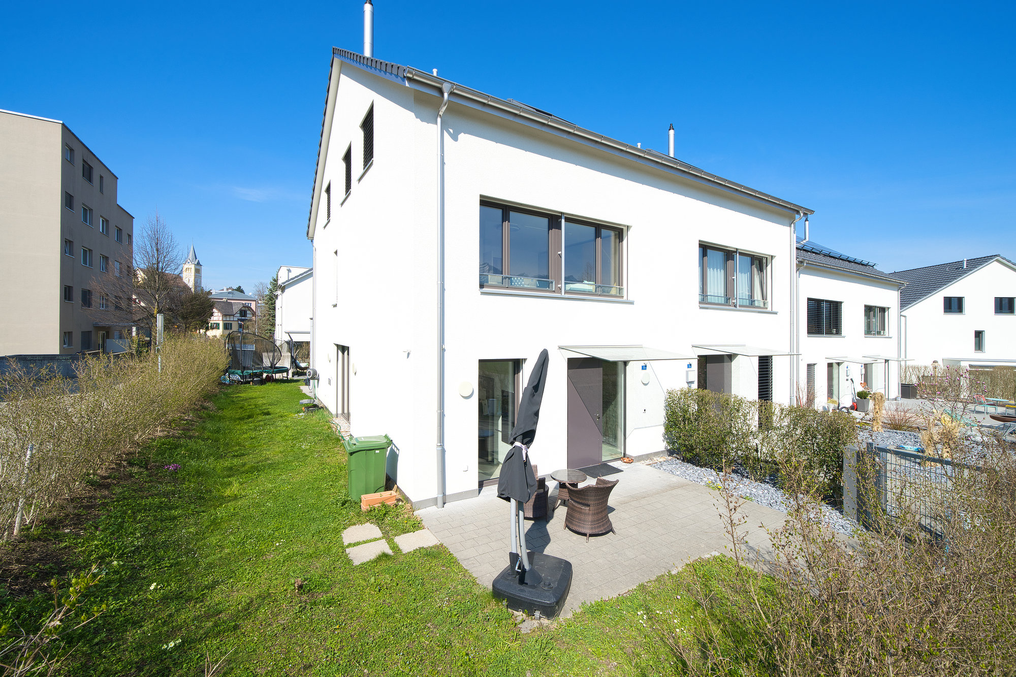 Modernes Einfamilienhaus mit Garten und Terrasse