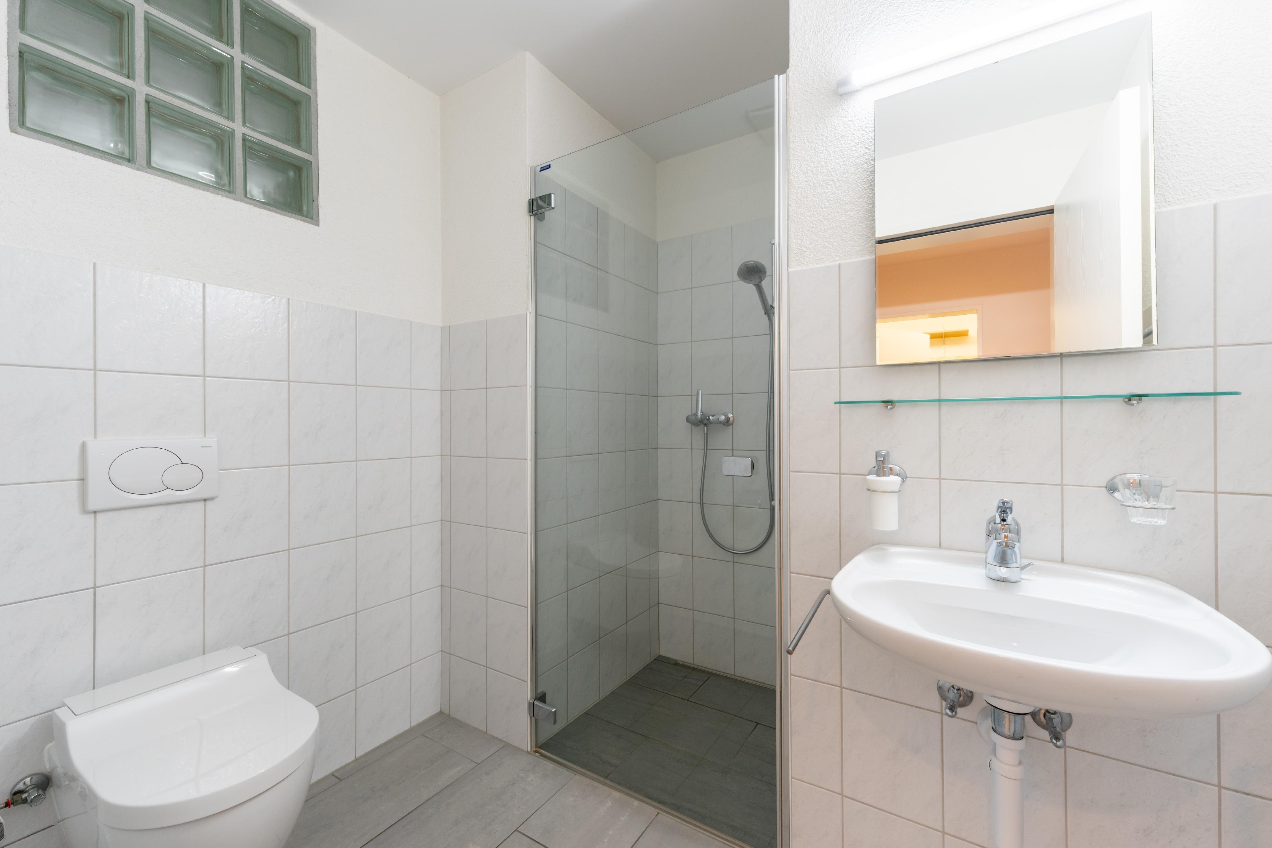 Helles Gäste-WC mit Dusche