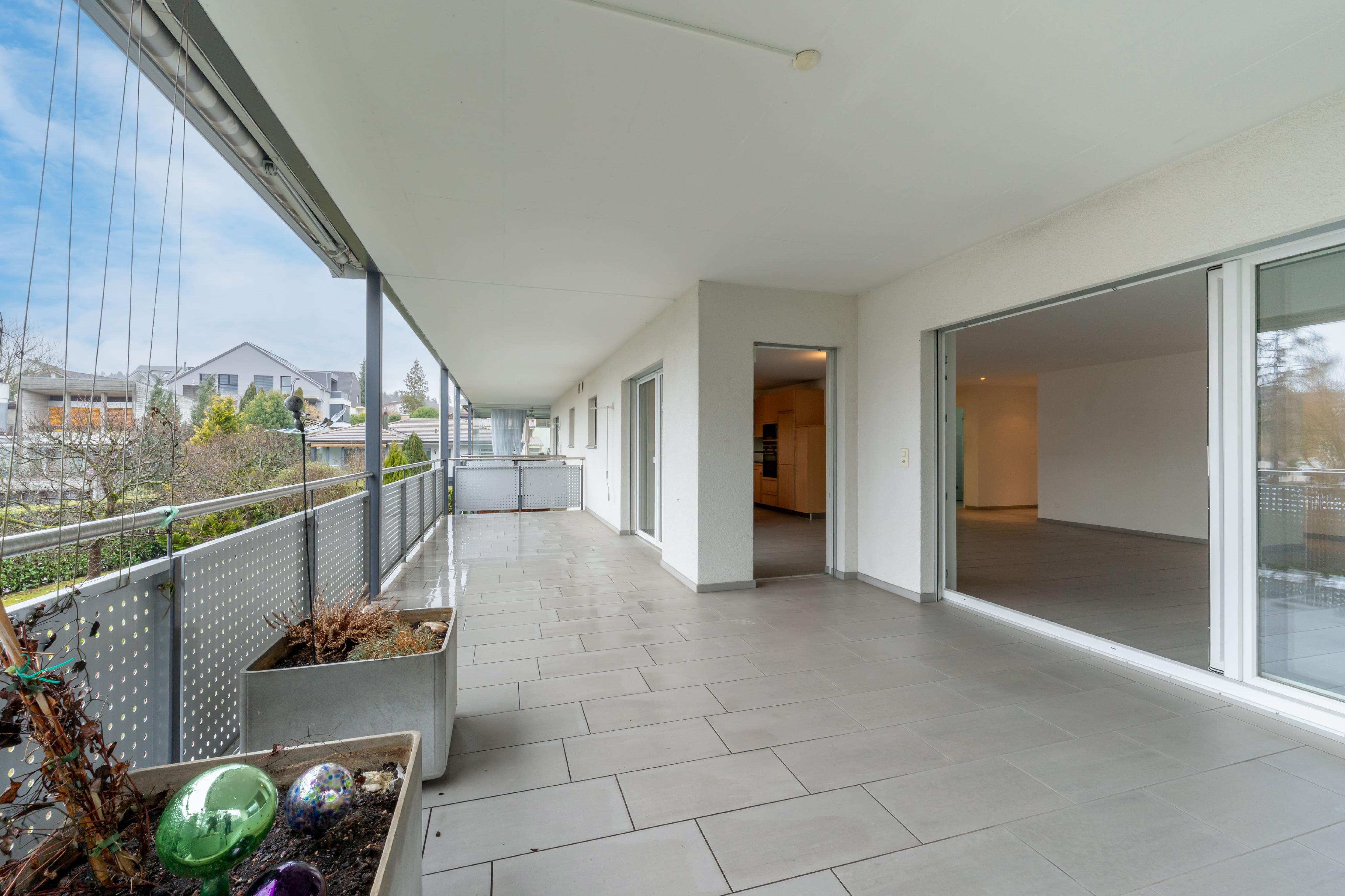 Großzügige überdachte Balkon-/Terrassenfläche