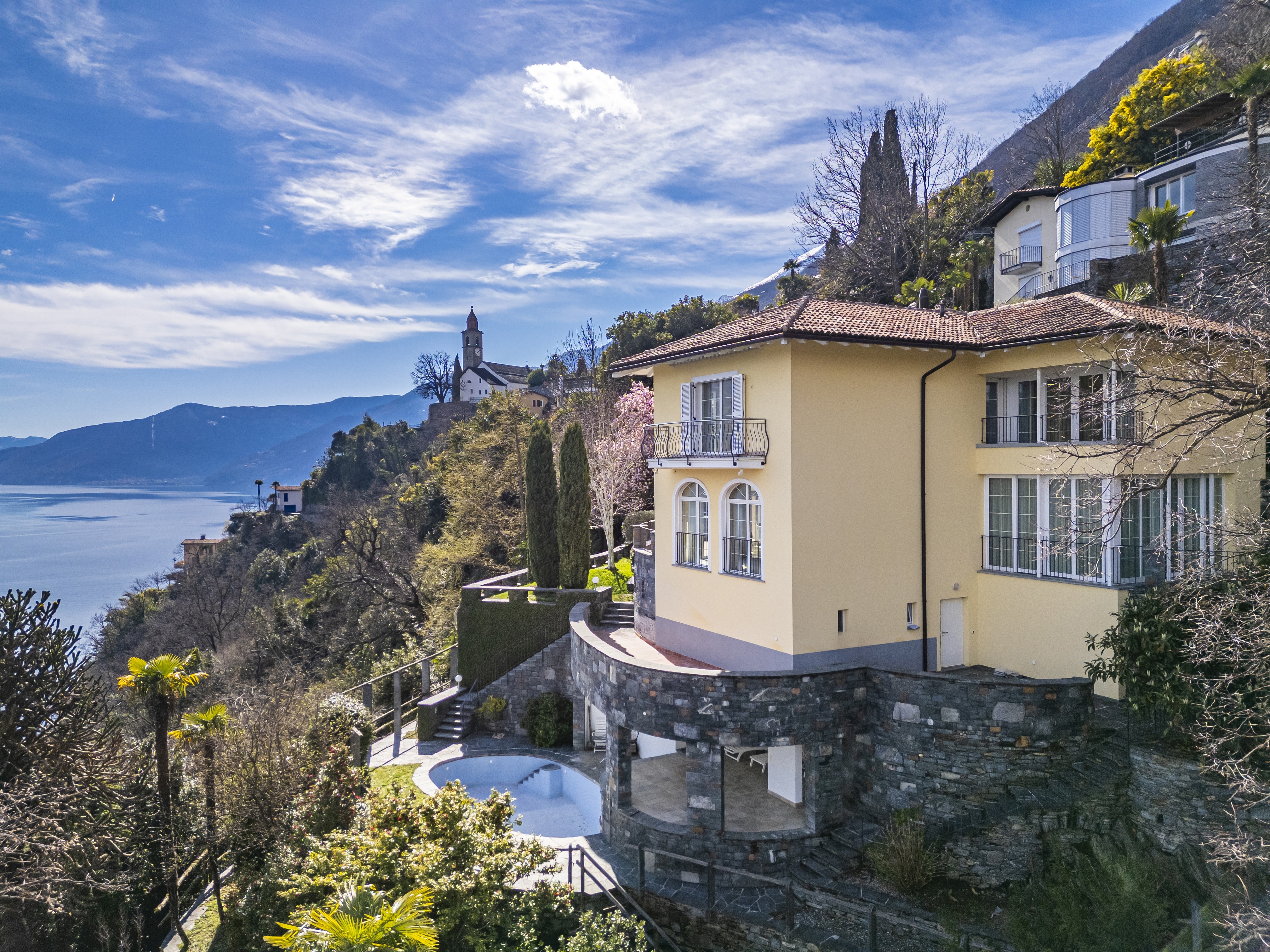 Villa am Hang mit Seeblick