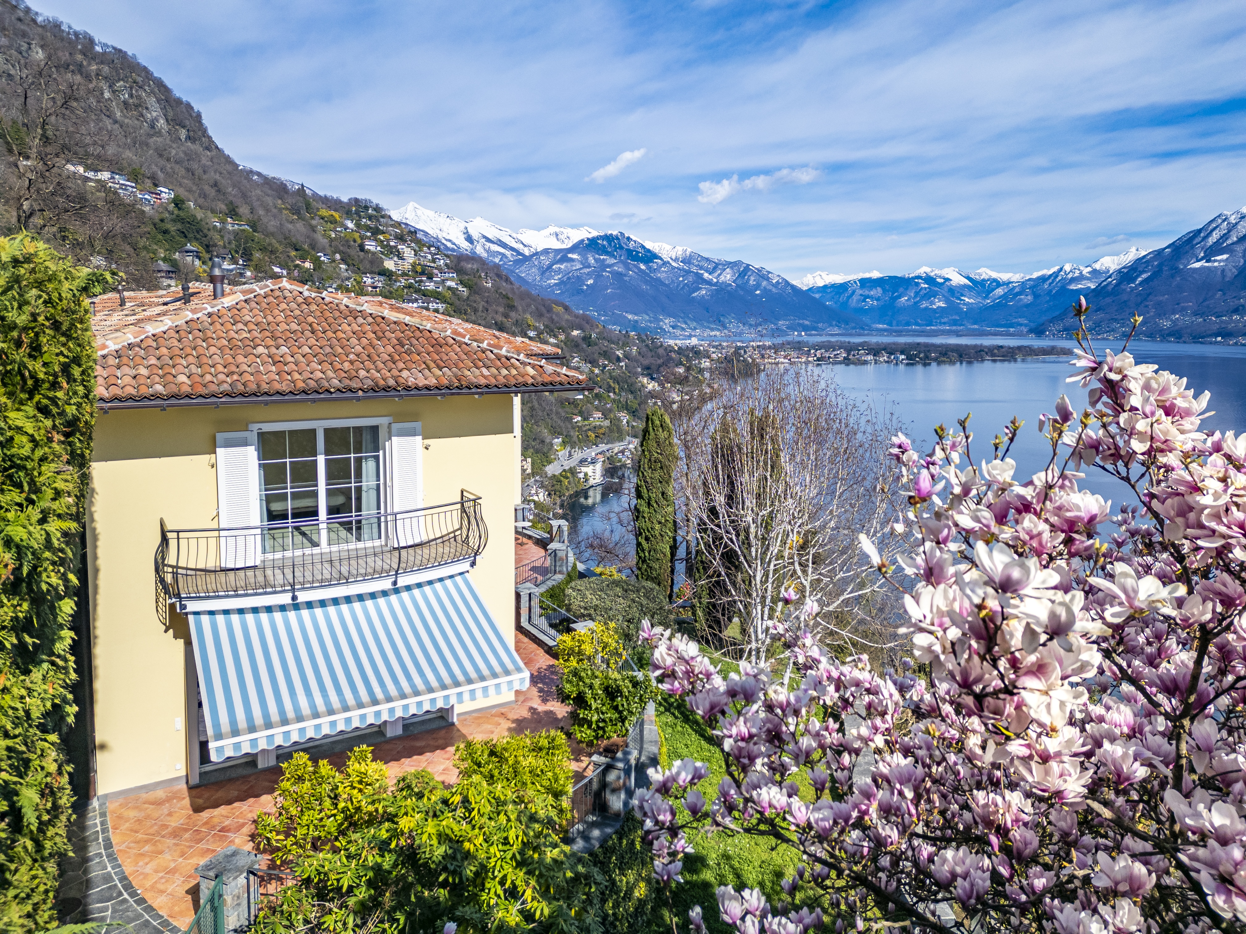 Villa mit Seeblick und Bergpanorama